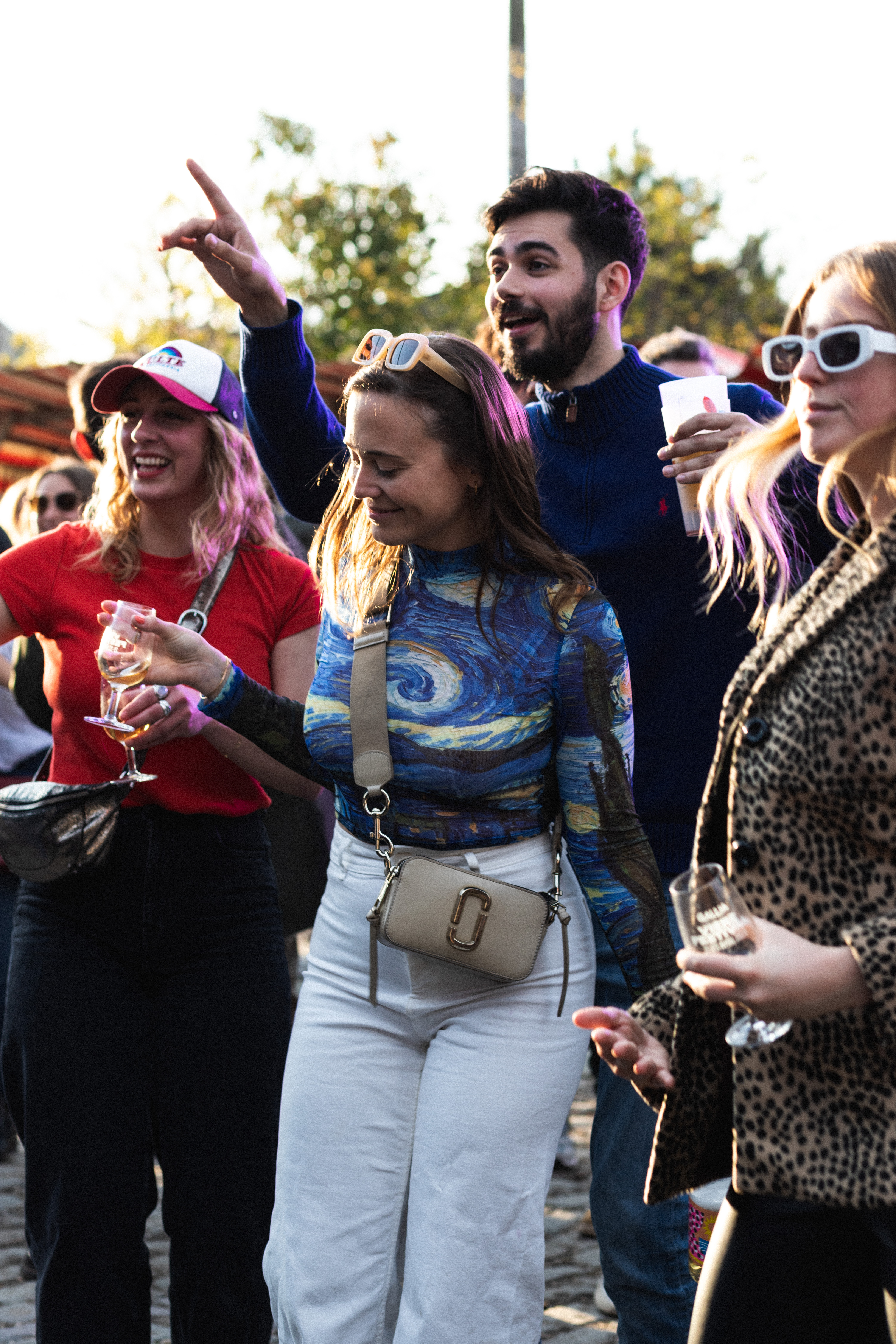 Quatre personnes en train de danser.