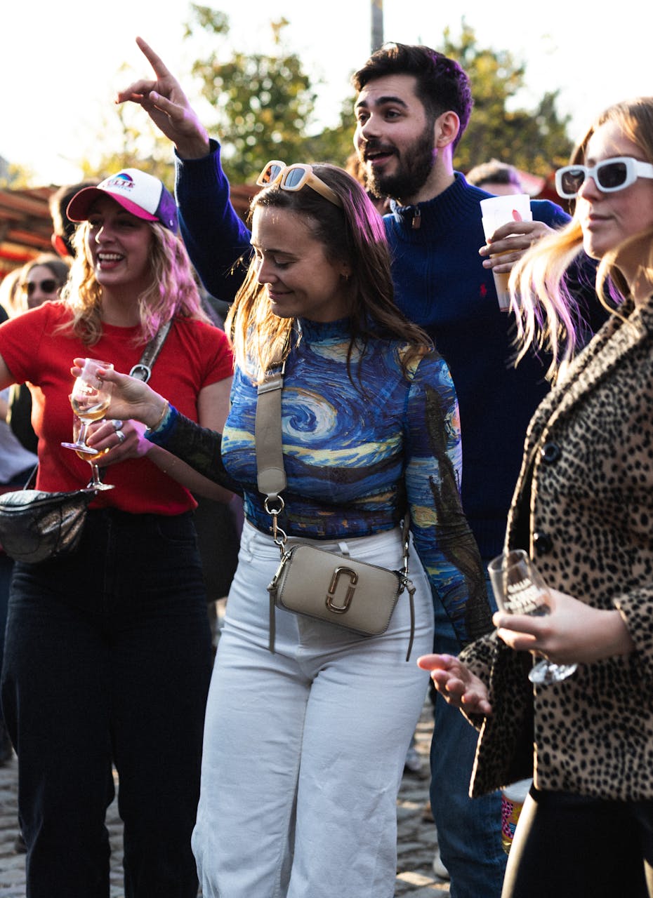 Quatre personnes en train de danser.