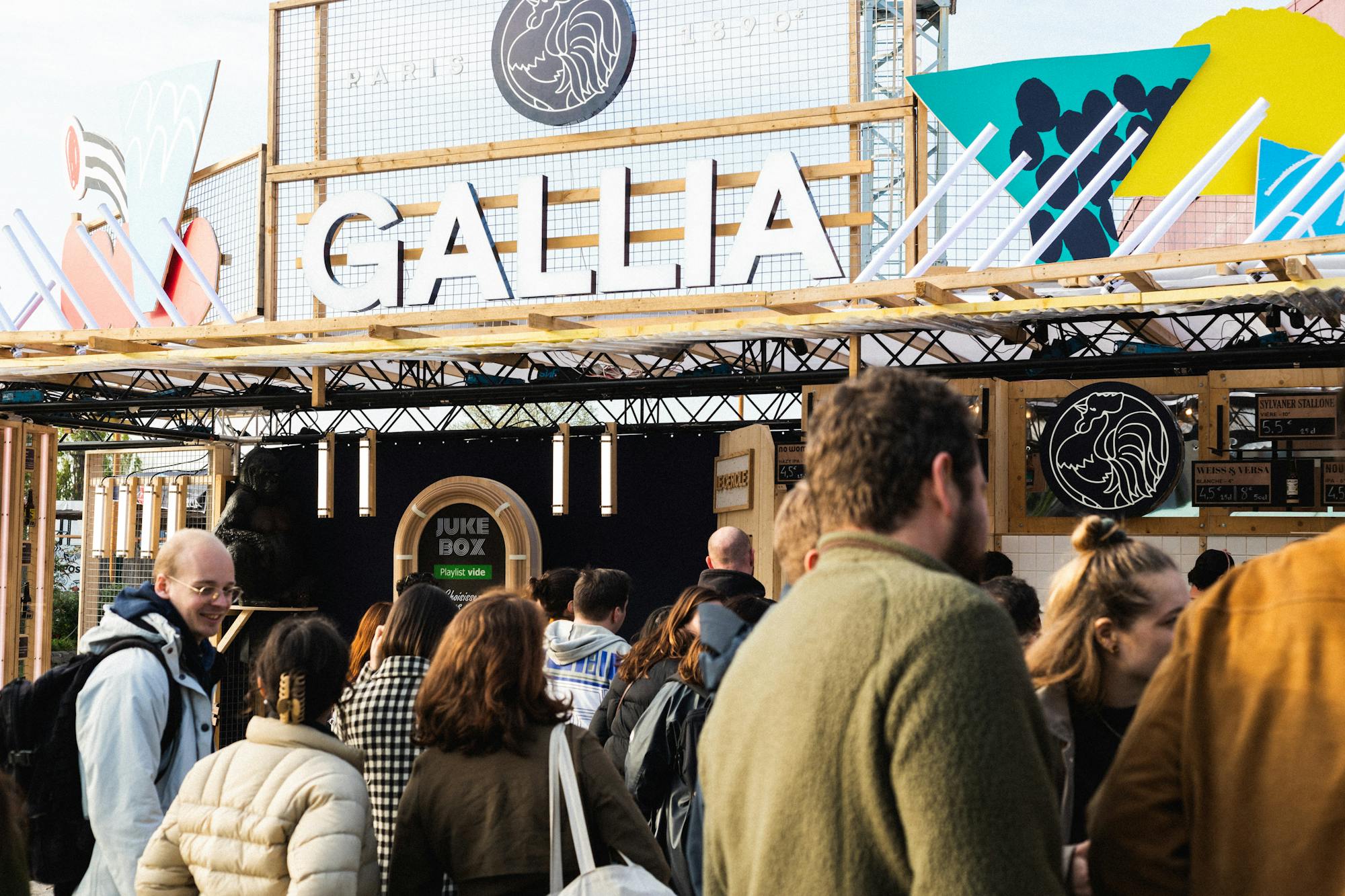 Un stand avec marqué "Gallia".