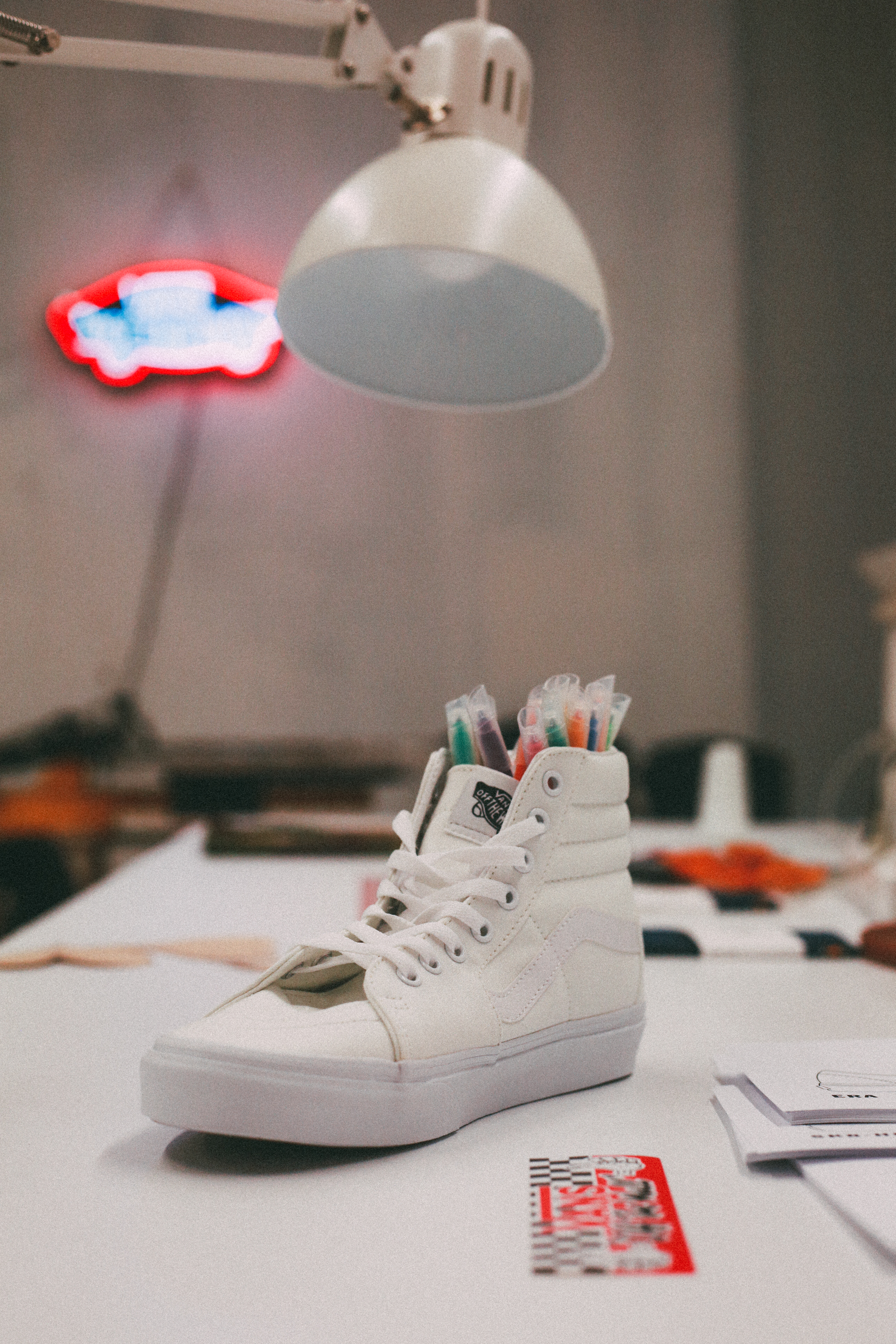 Une paire de Vans servant de pot à crayons.