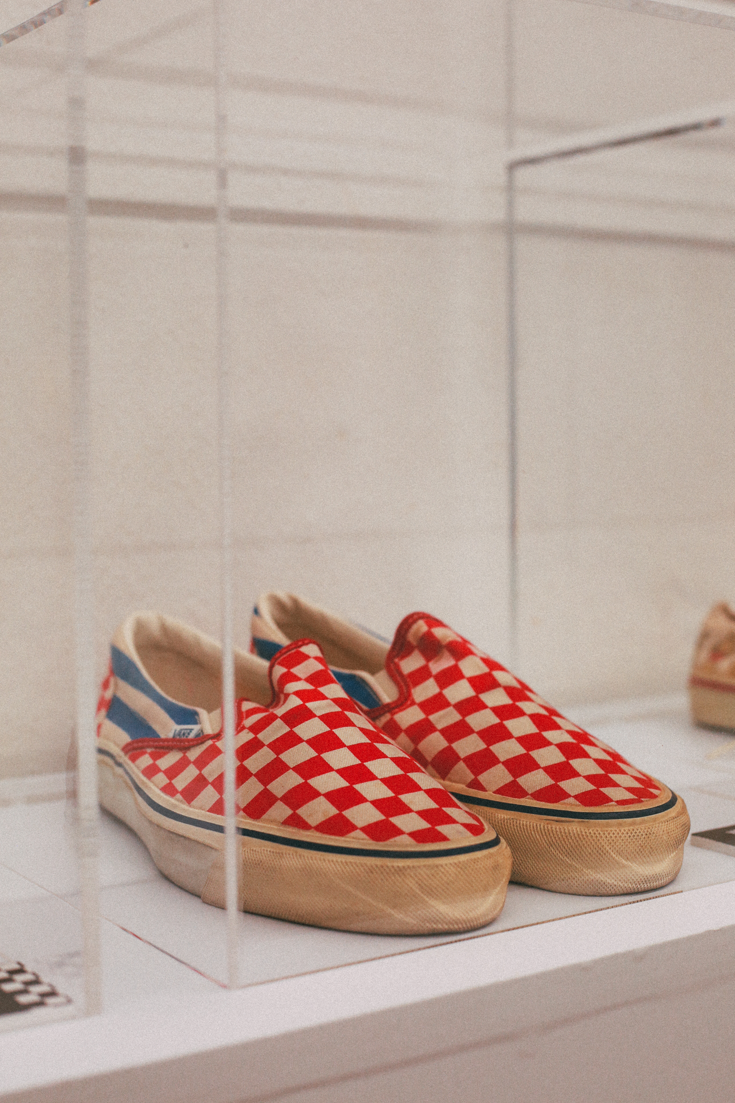 L'emblématique paire de Slip-On Checkerboard en version rouge.