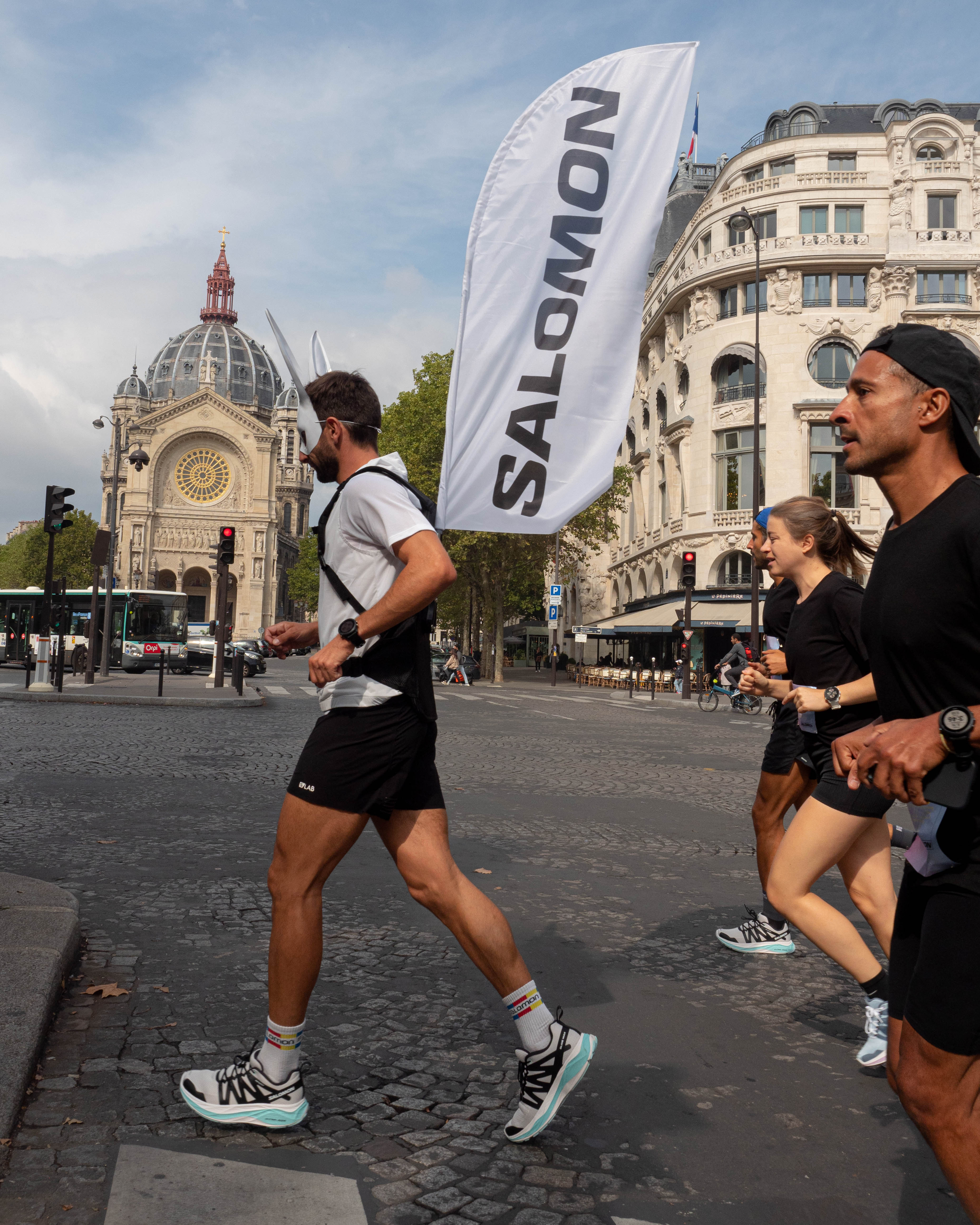 Le lapin Salomon qui guide les coureurs 