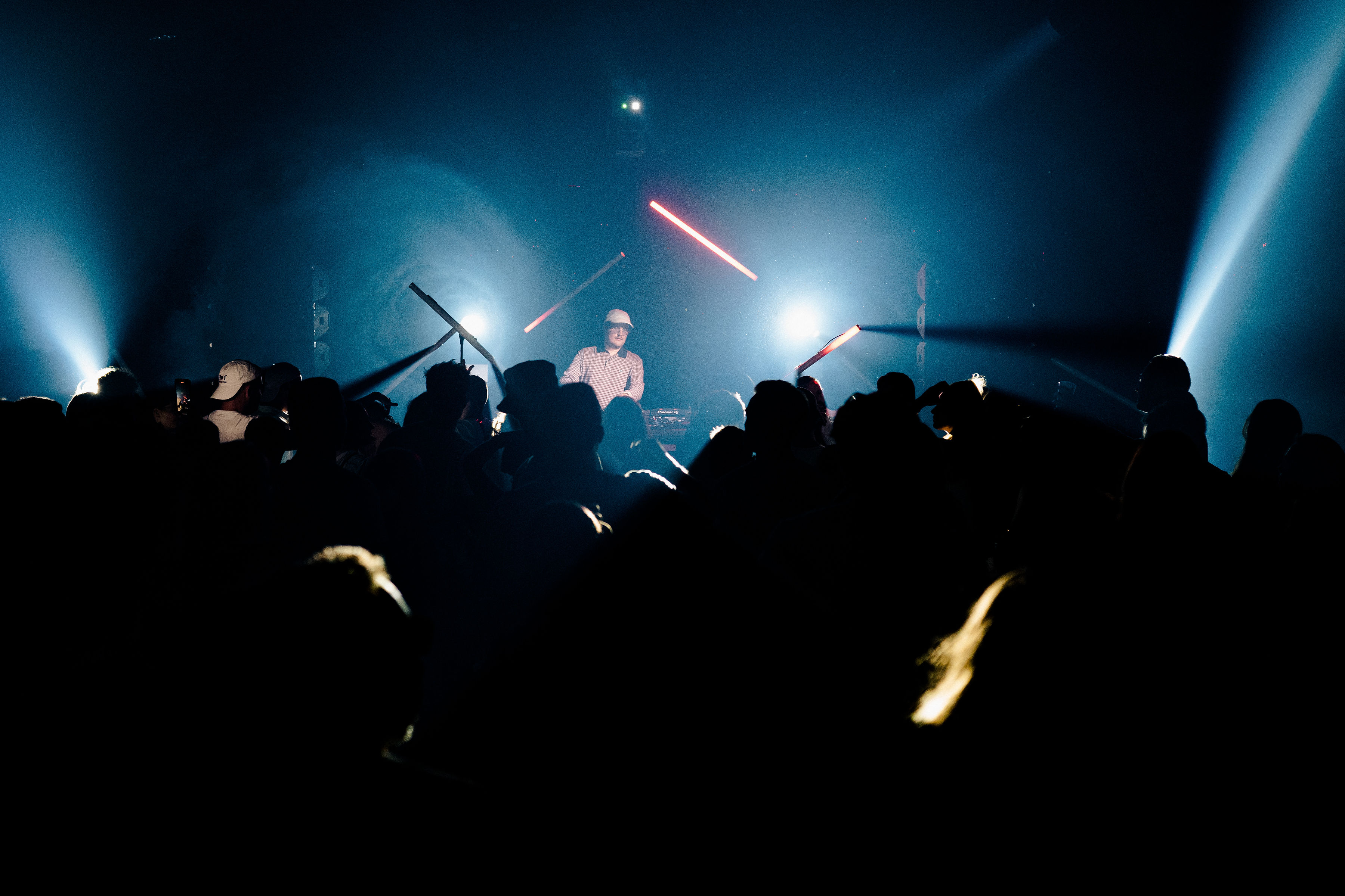 Myd entrain de mixer dans le Cube pour le festival 