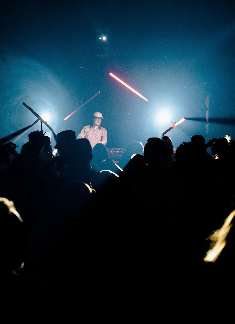 Myd entrain de mixer dans le Cube pour le festival