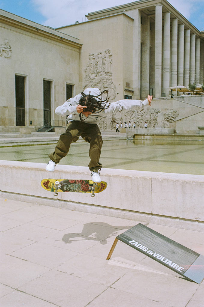 Un skateur utilisant un module Zadig & Voltaire 