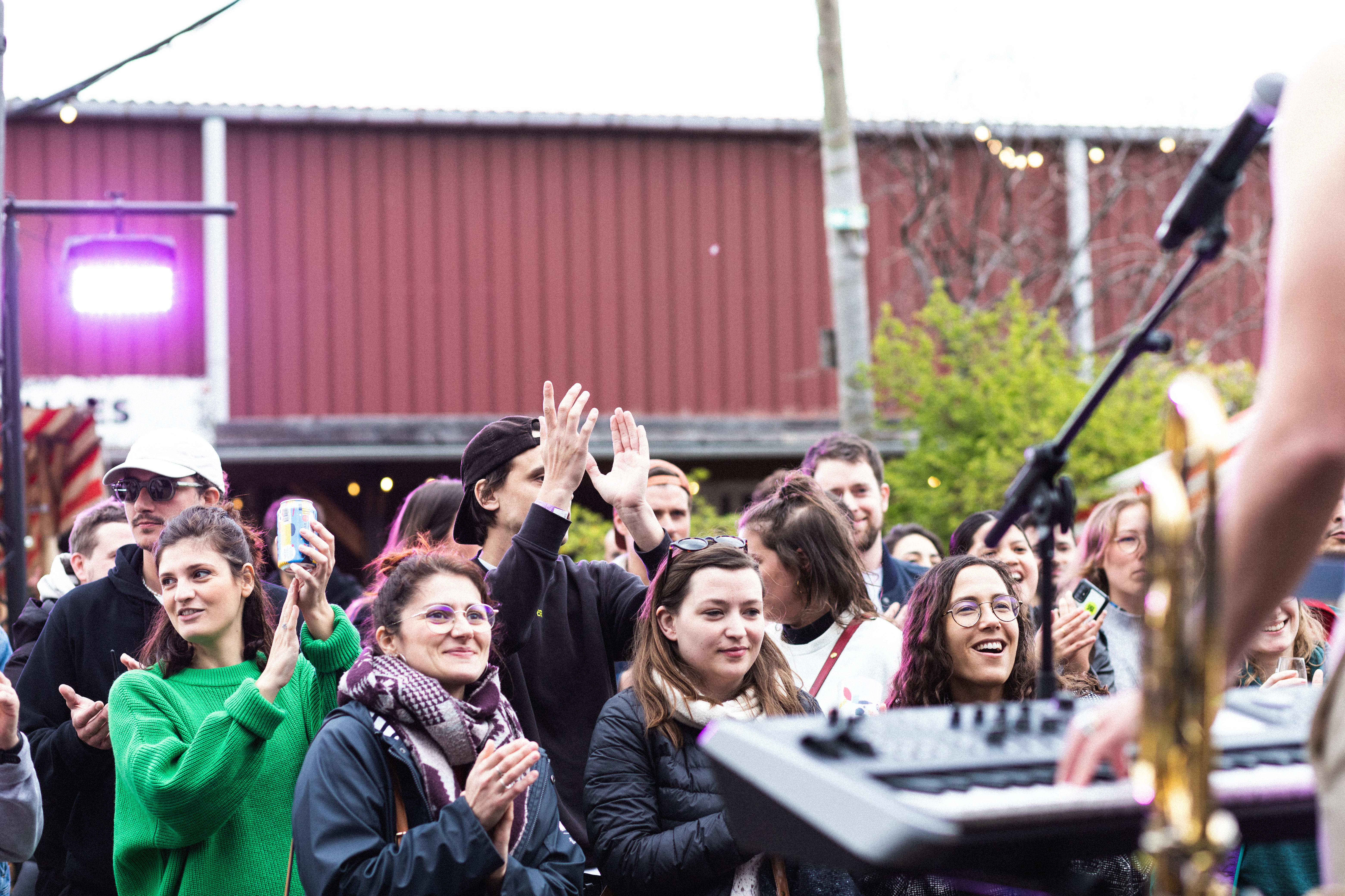 Des personnes qui regardent la scène et applaudissent.