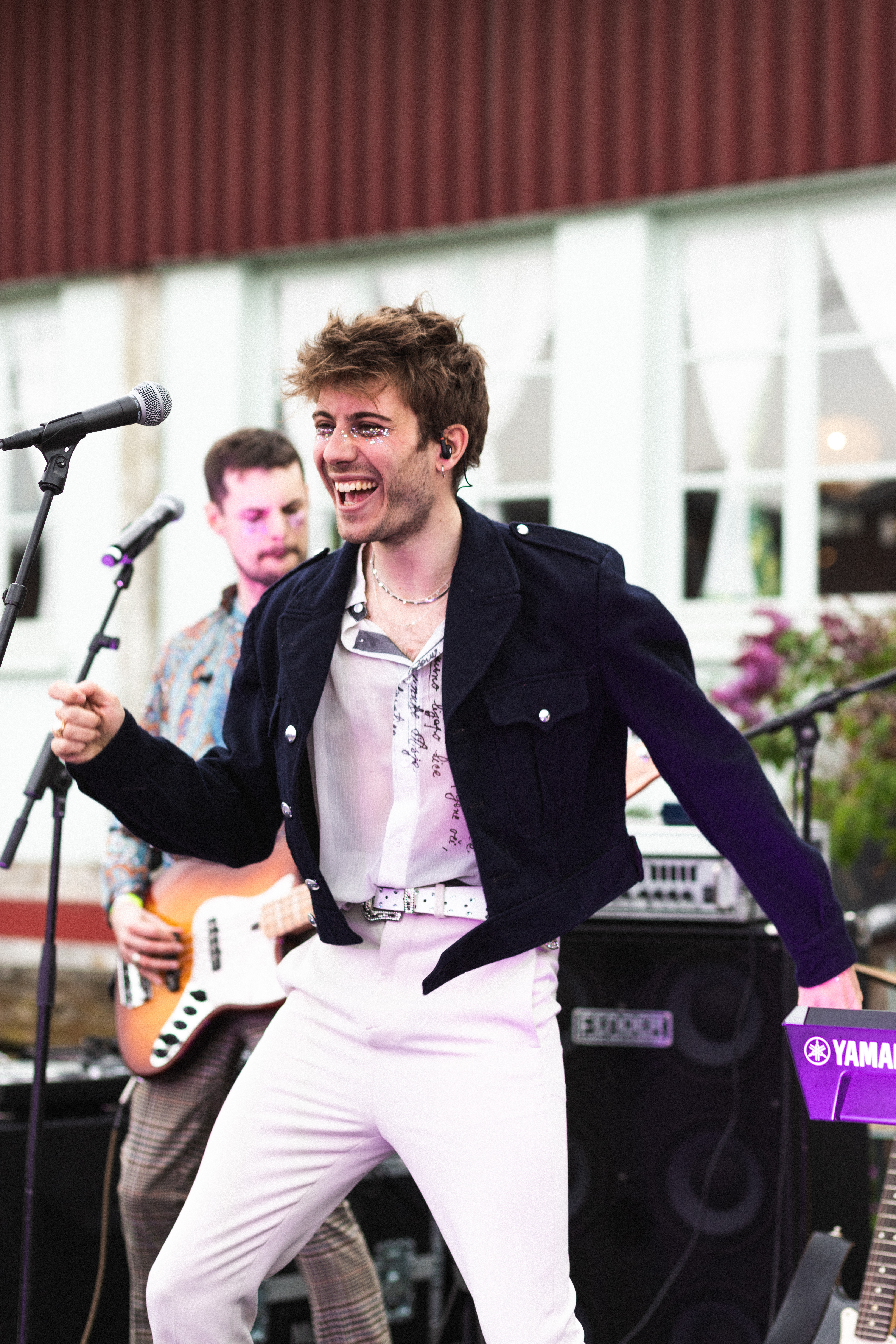 Un chanteur en train de sourire.