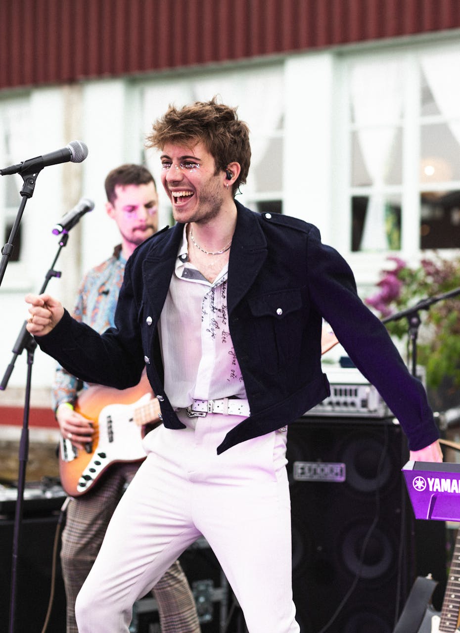 Un chanteur en train de sourire.