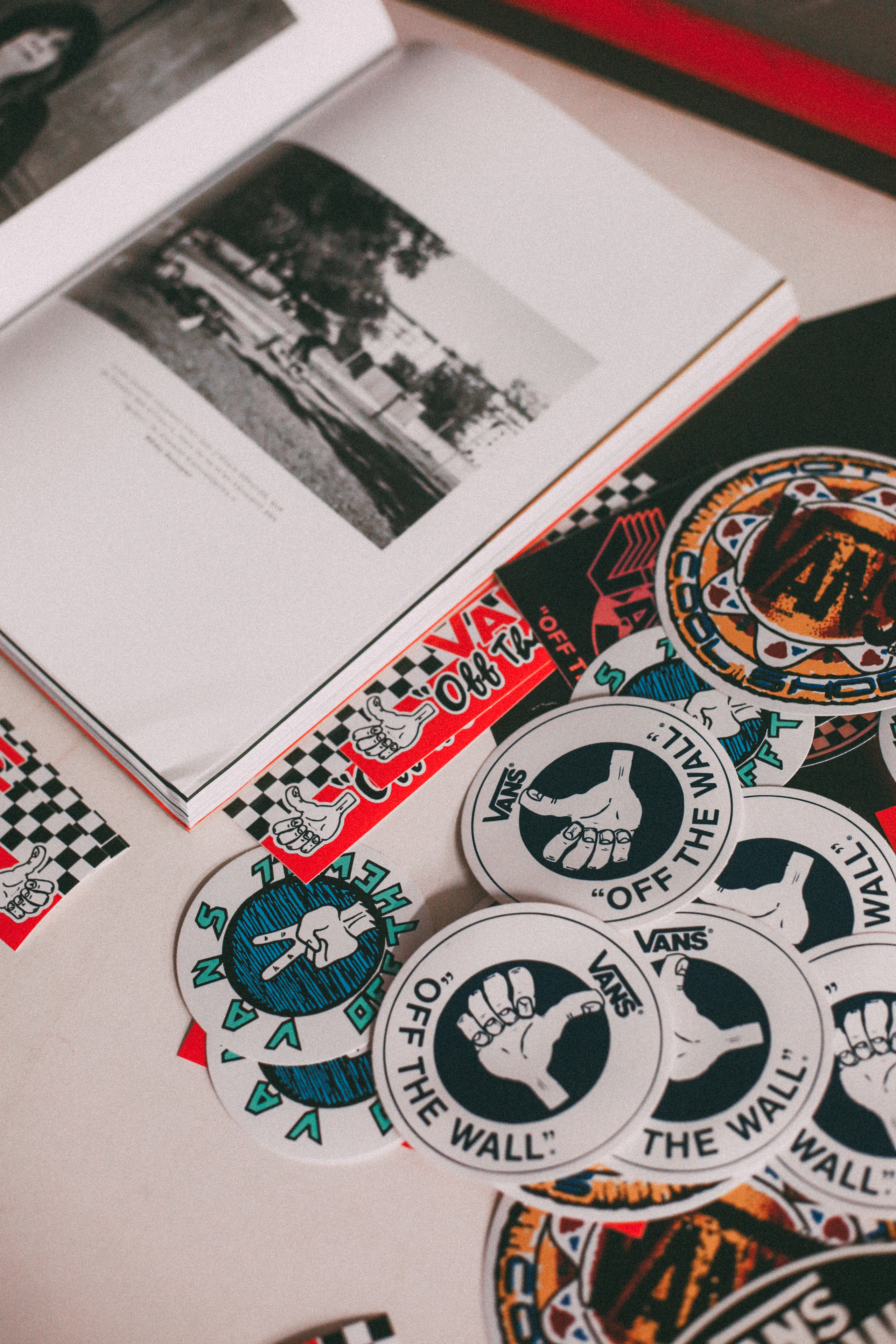 Un livre et des stickers Vans.