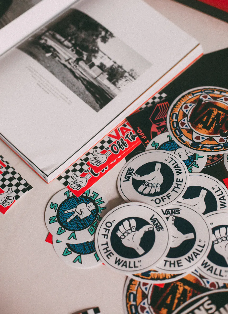 Un livre et des stickers Vans.