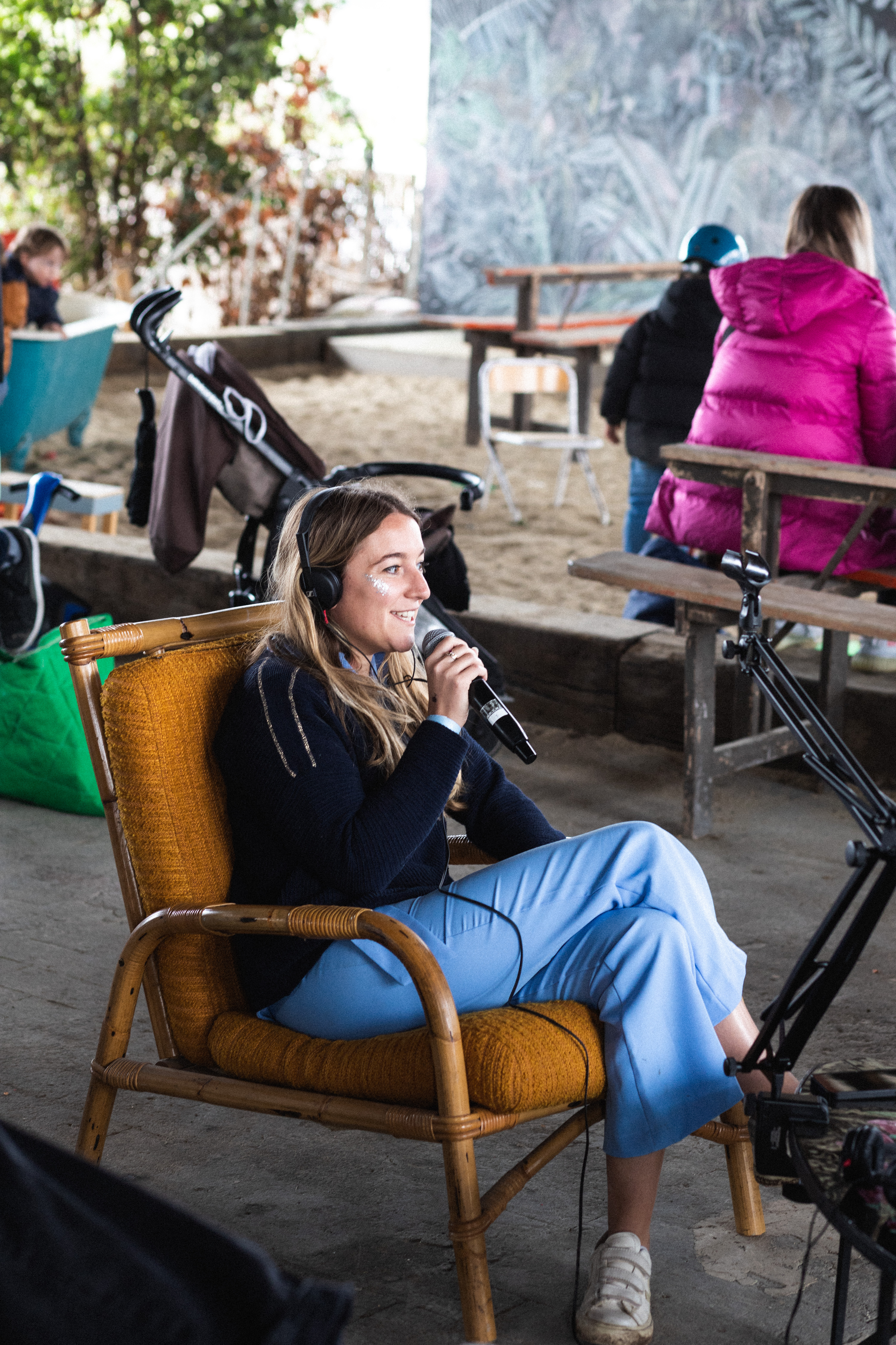 Une femme assise sur une chaise avec un micro.