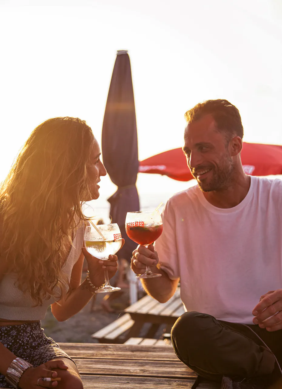 Deux personnes et leurs cocktails Beefeater