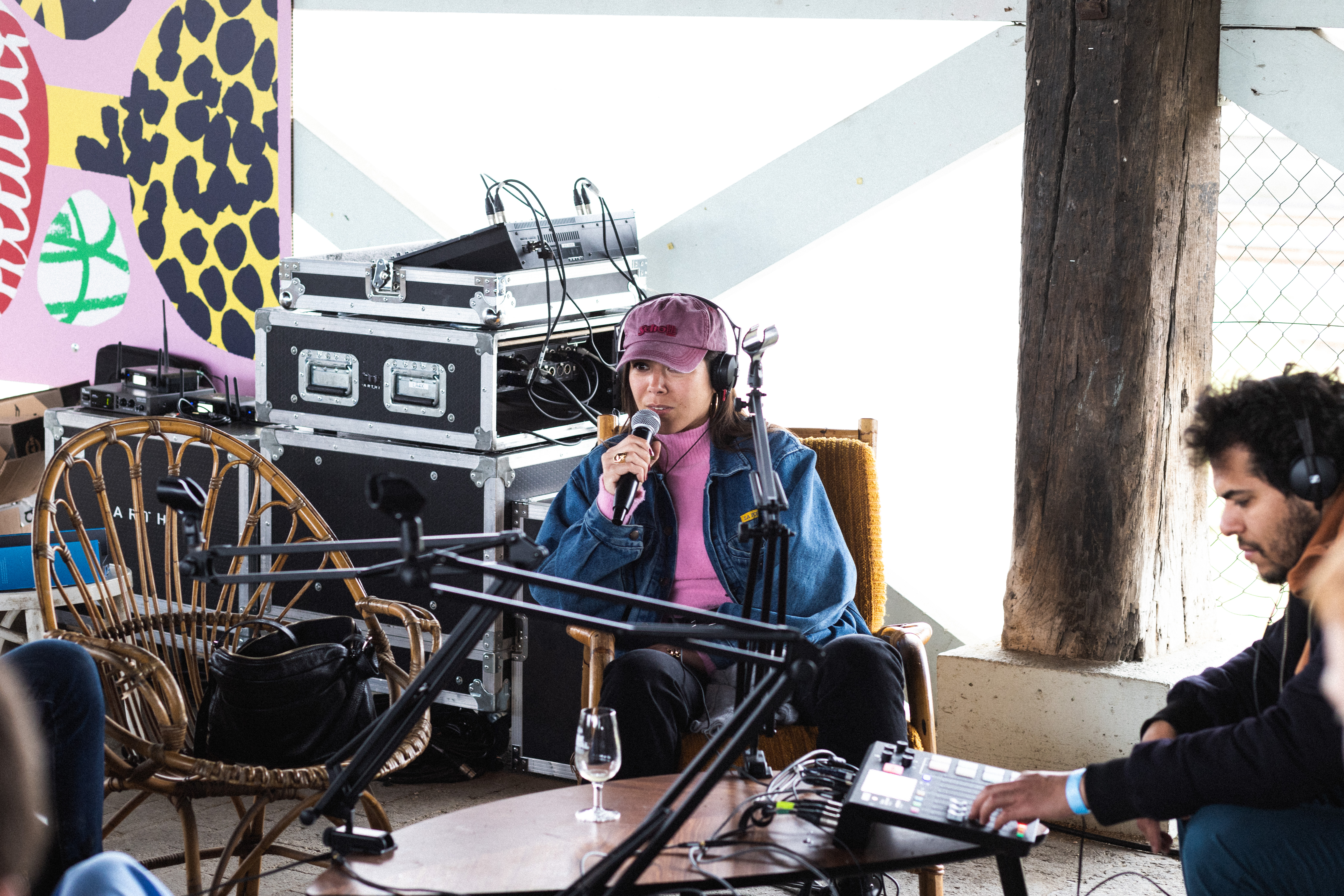 Déborah Pham, rédactrice en chef de Mint Magazine, assise sur une chaise en train de parler dans un micro.