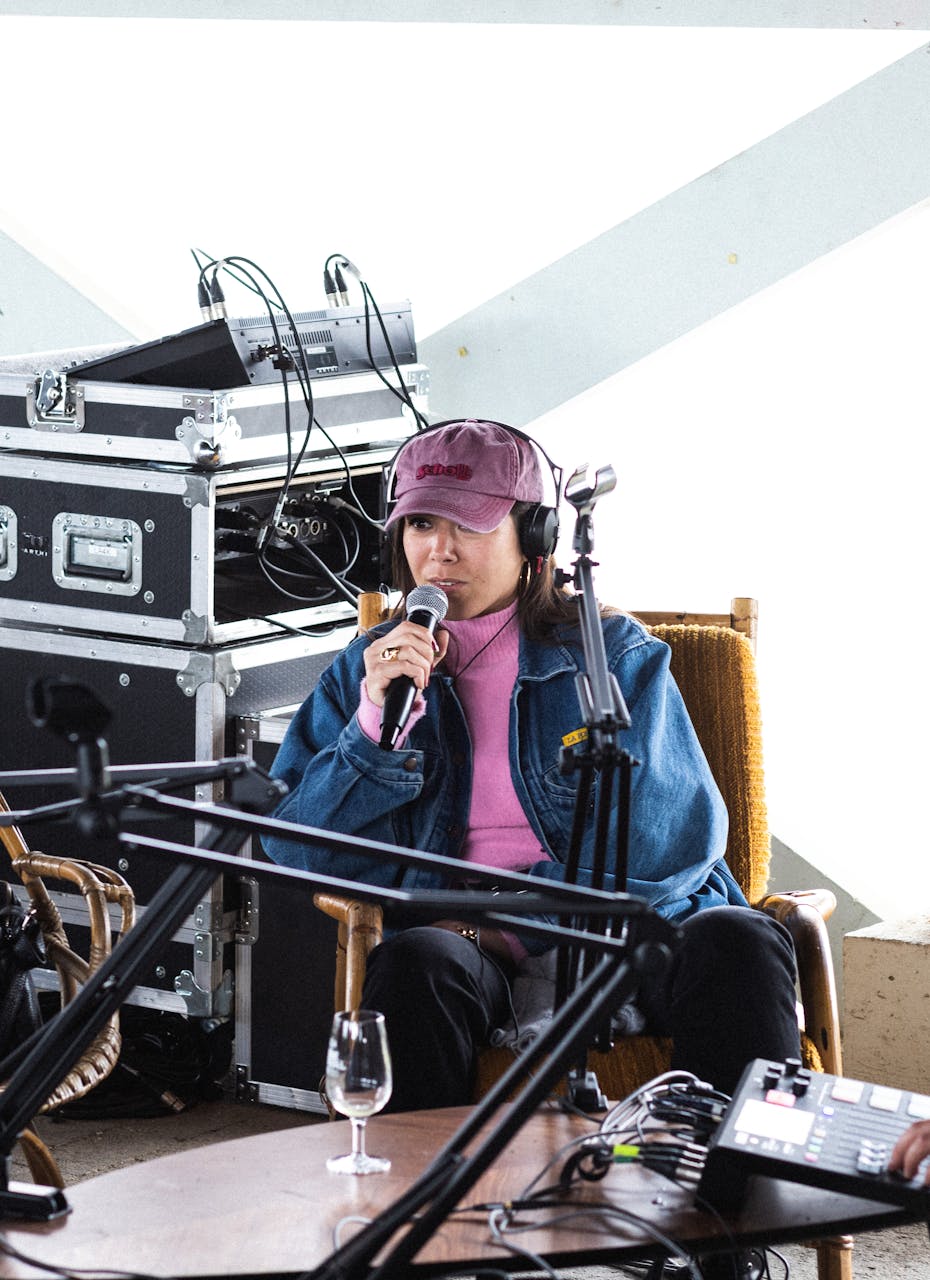 Déborah Pham, rédactrice en chef de Mint Magazine, assise sur une chaise en train de parler dans un micro.