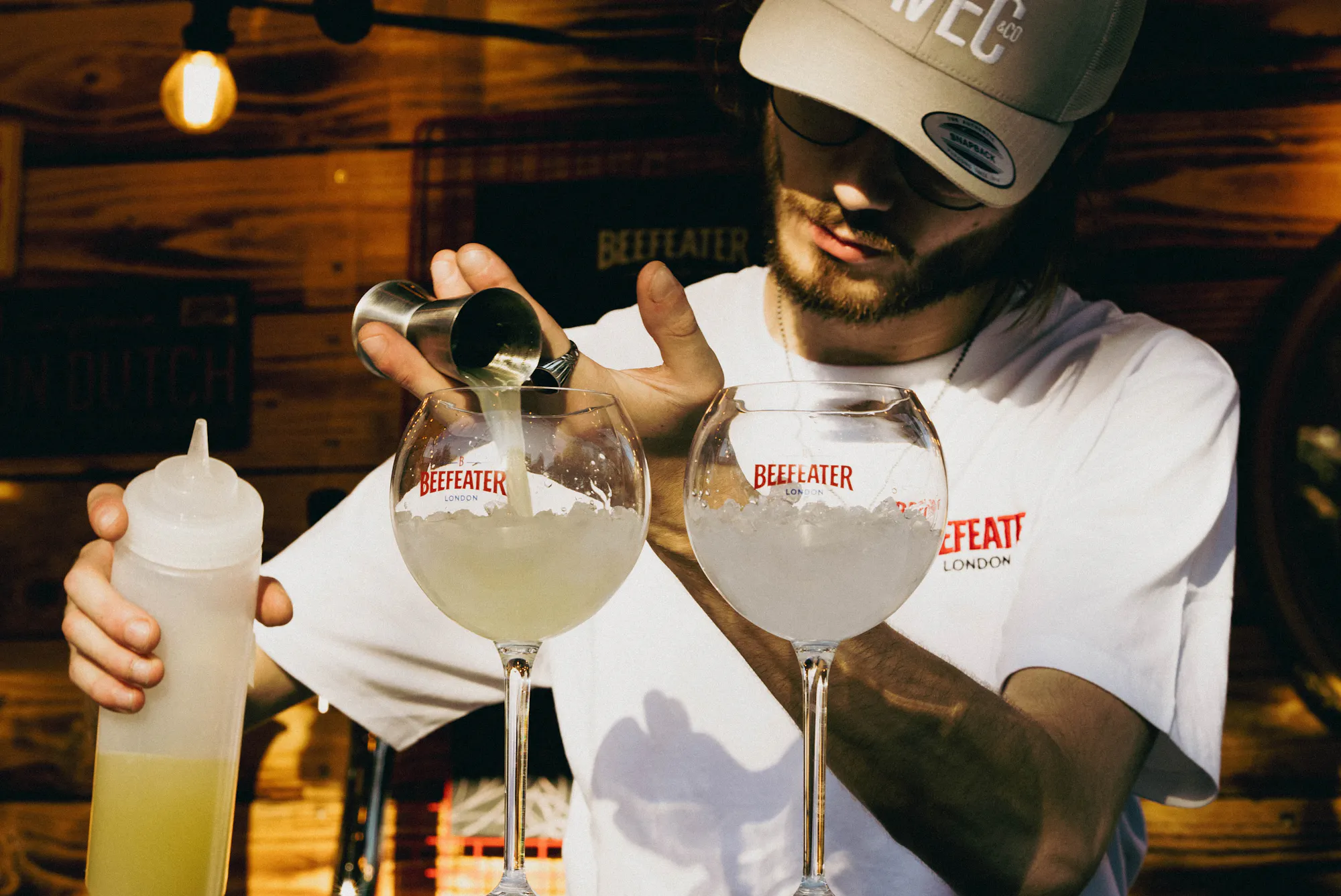 Barman faisant des cocktails Beefeater