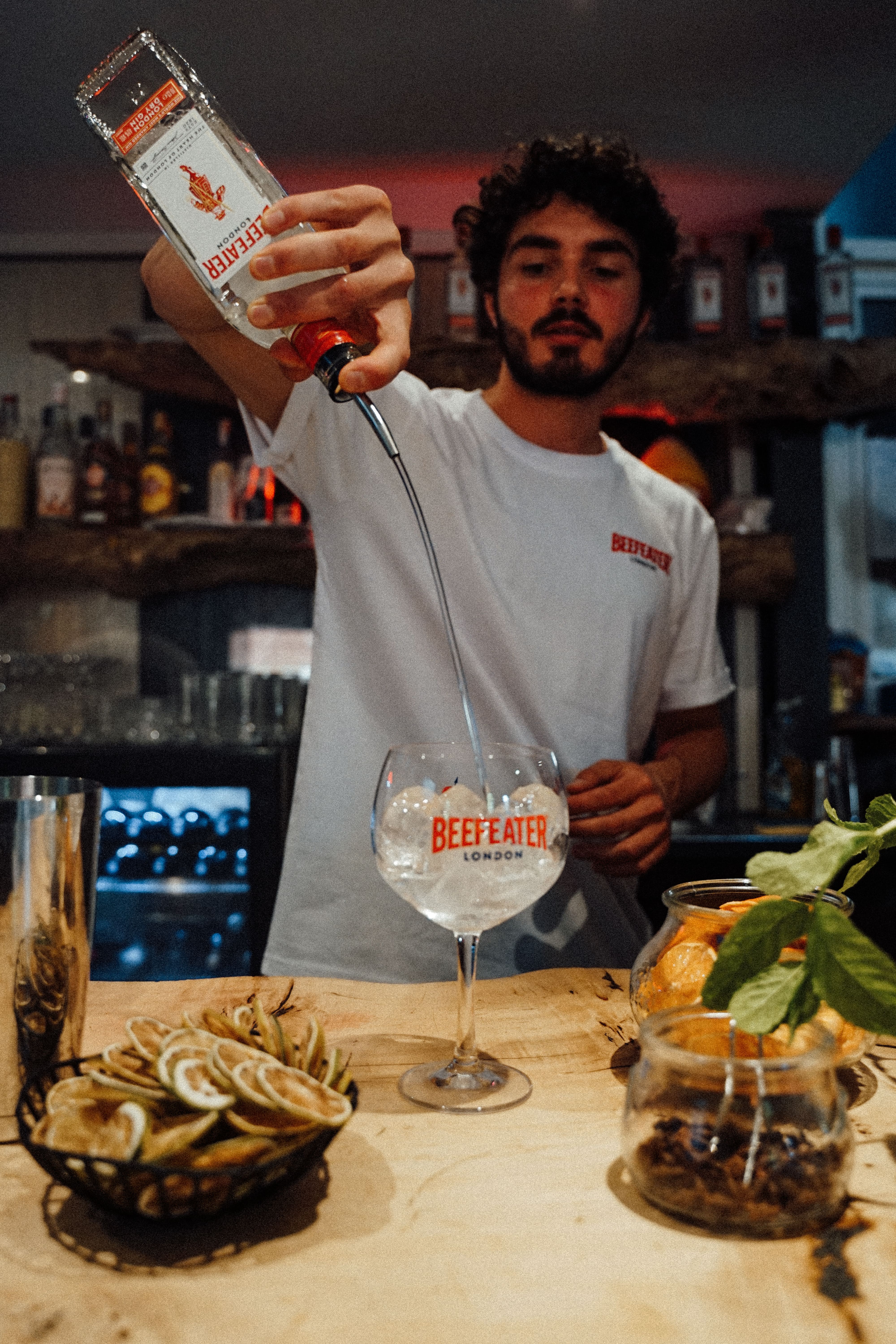 Barman et cocktail gin Beefeater 