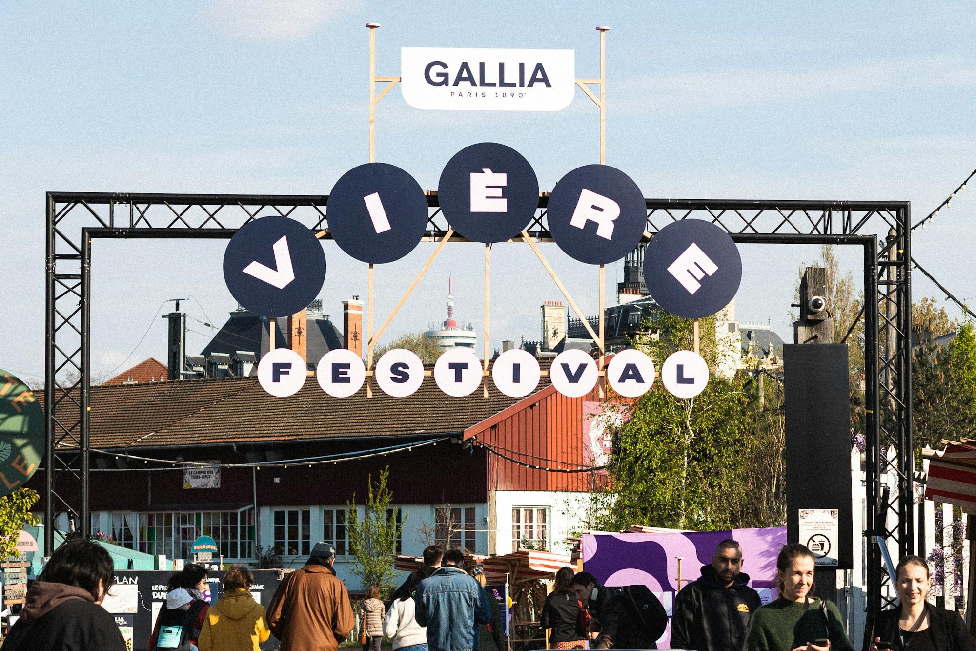 Le panneau à l'entrée du festival. Il est écrit "Gallia Vière Festival" avec une forme ronde pour chaque lettre.