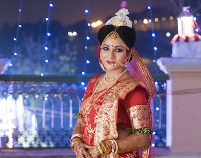 bengali bride in red banarasi