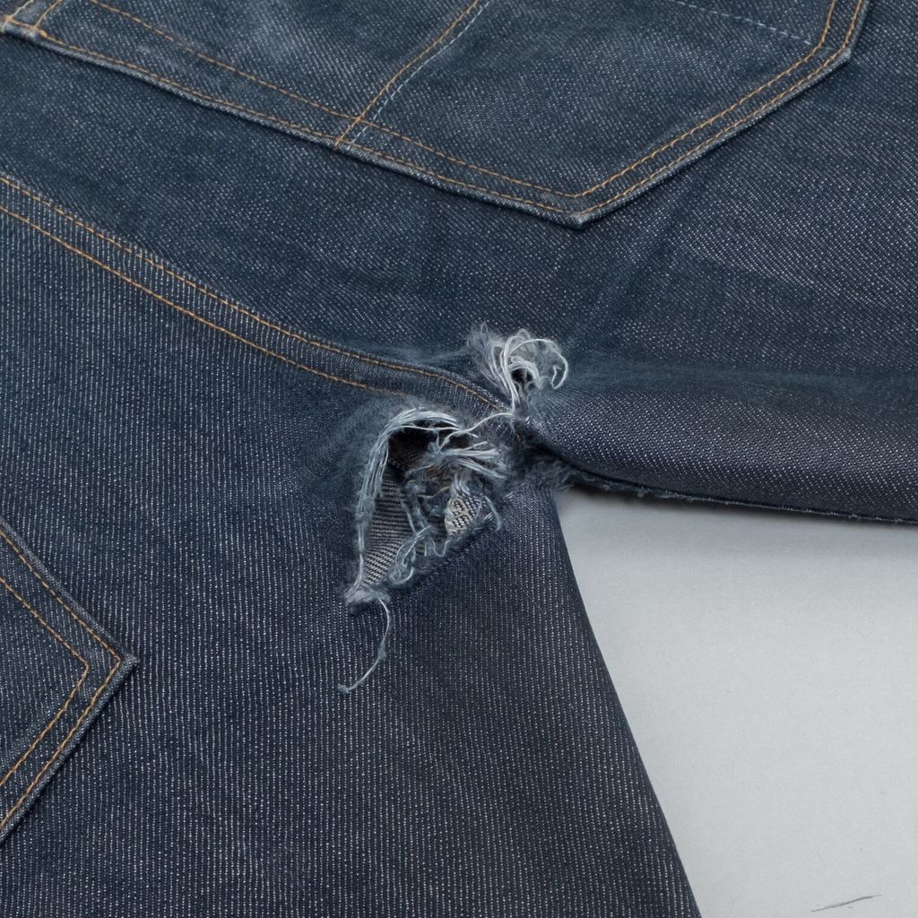 Ourlet de jean : cinq astuces faciles et rapides pour raccourcir un jean  trop long sans machine à coudre ! - Voici