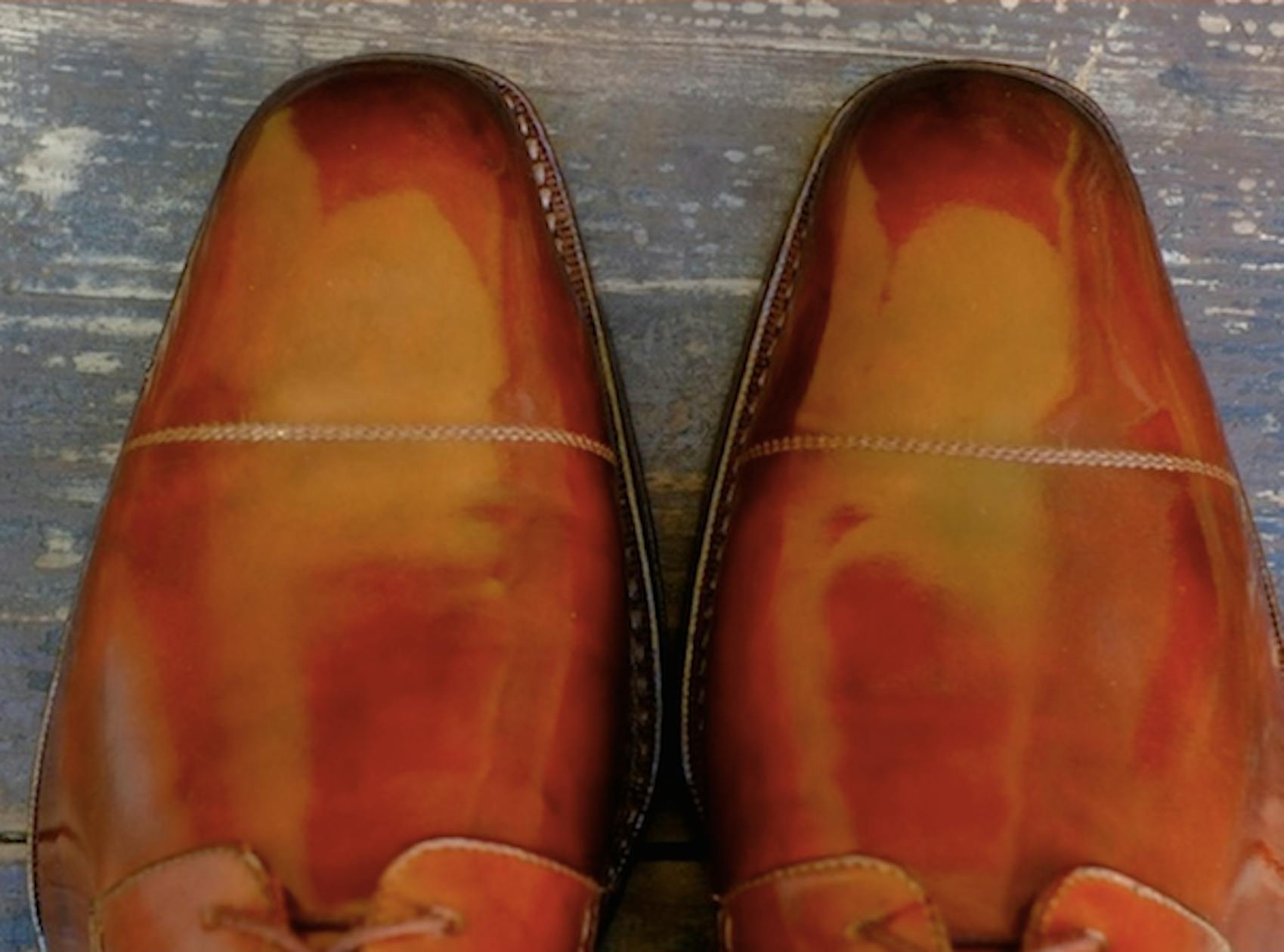 Réparation De Chaussures Pour Femmes Martelant Traditionnellement