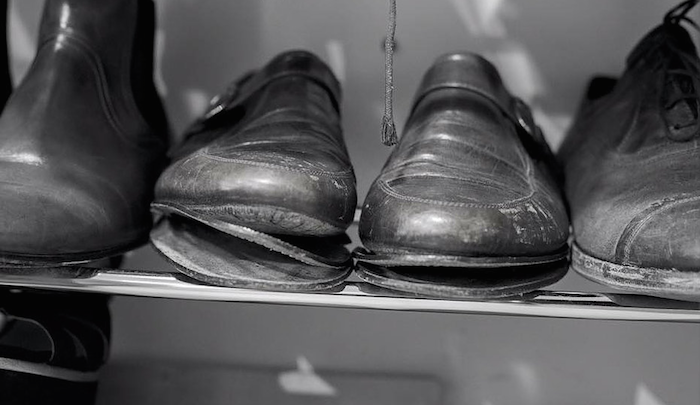 Réparation De Chaussures Pour Femmes Martelant Traditionnellement