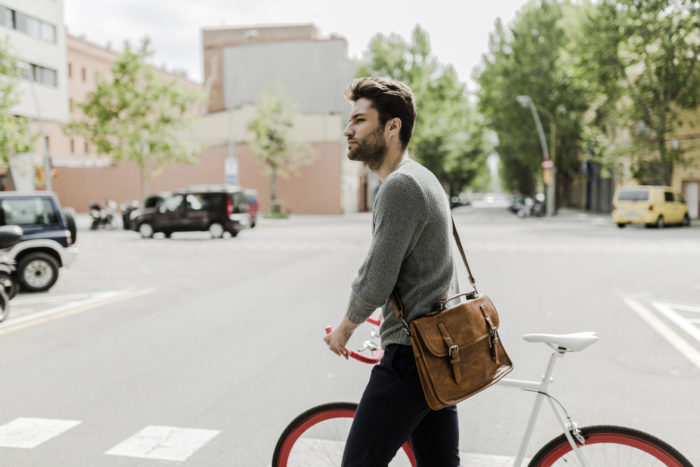 Comment porter un sac pour homme avec style ? – La Boutique Des Hommes