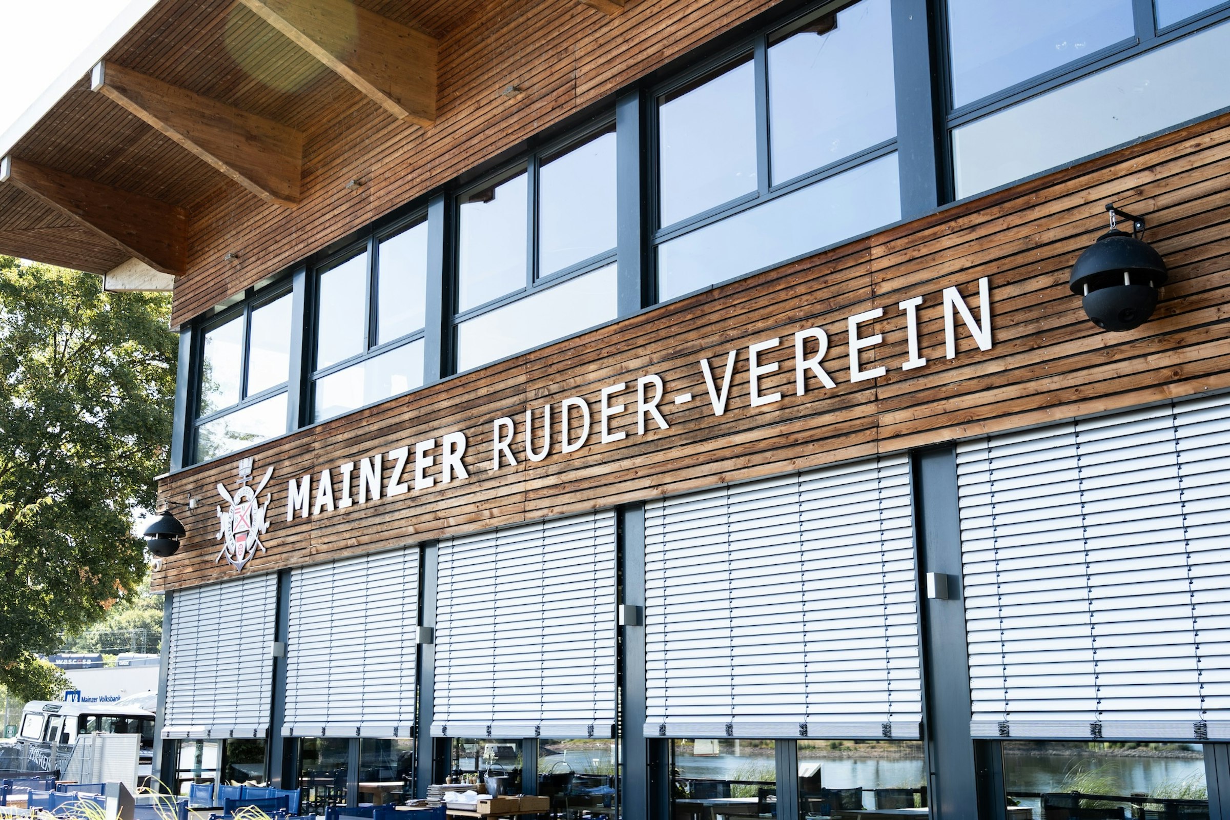 Haus und Rheinufer am Winterhafen
