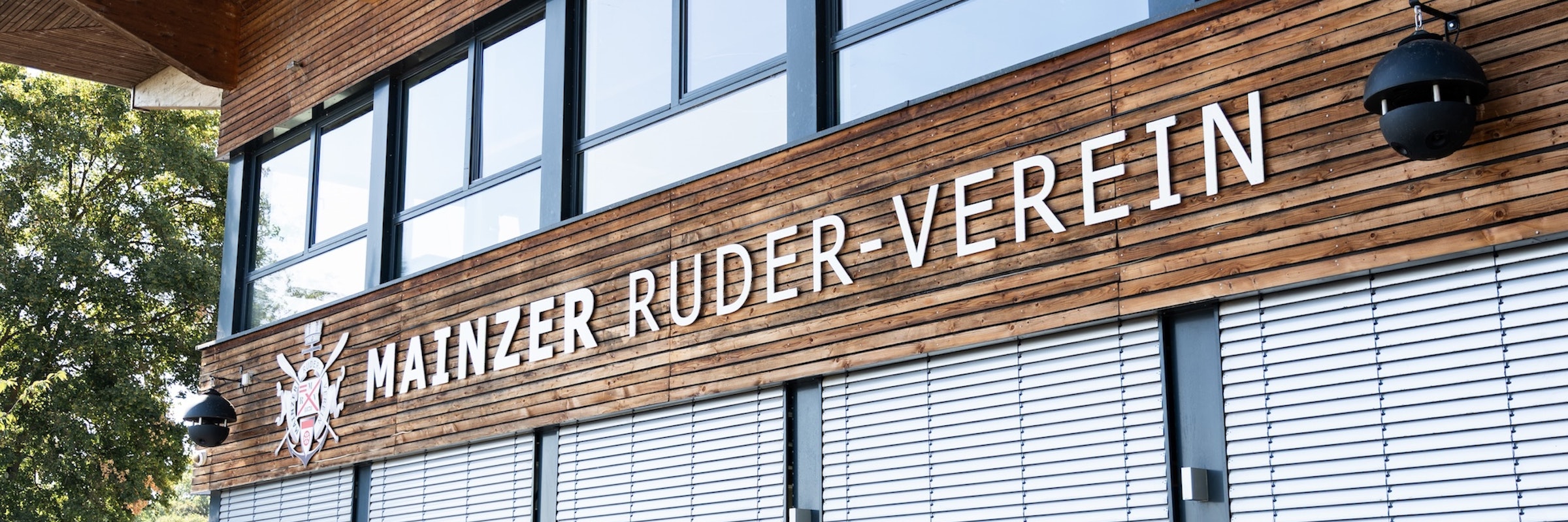 Haus und Rheinufer am Winterhafen