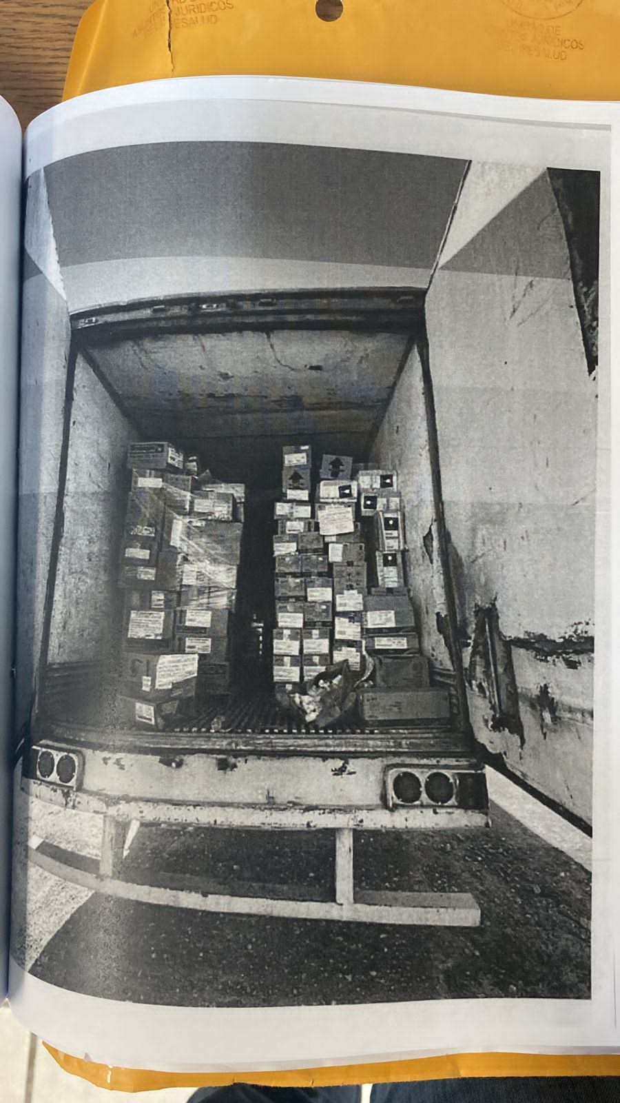 Fotografía de un documento de un trailer abandonado con medicamento