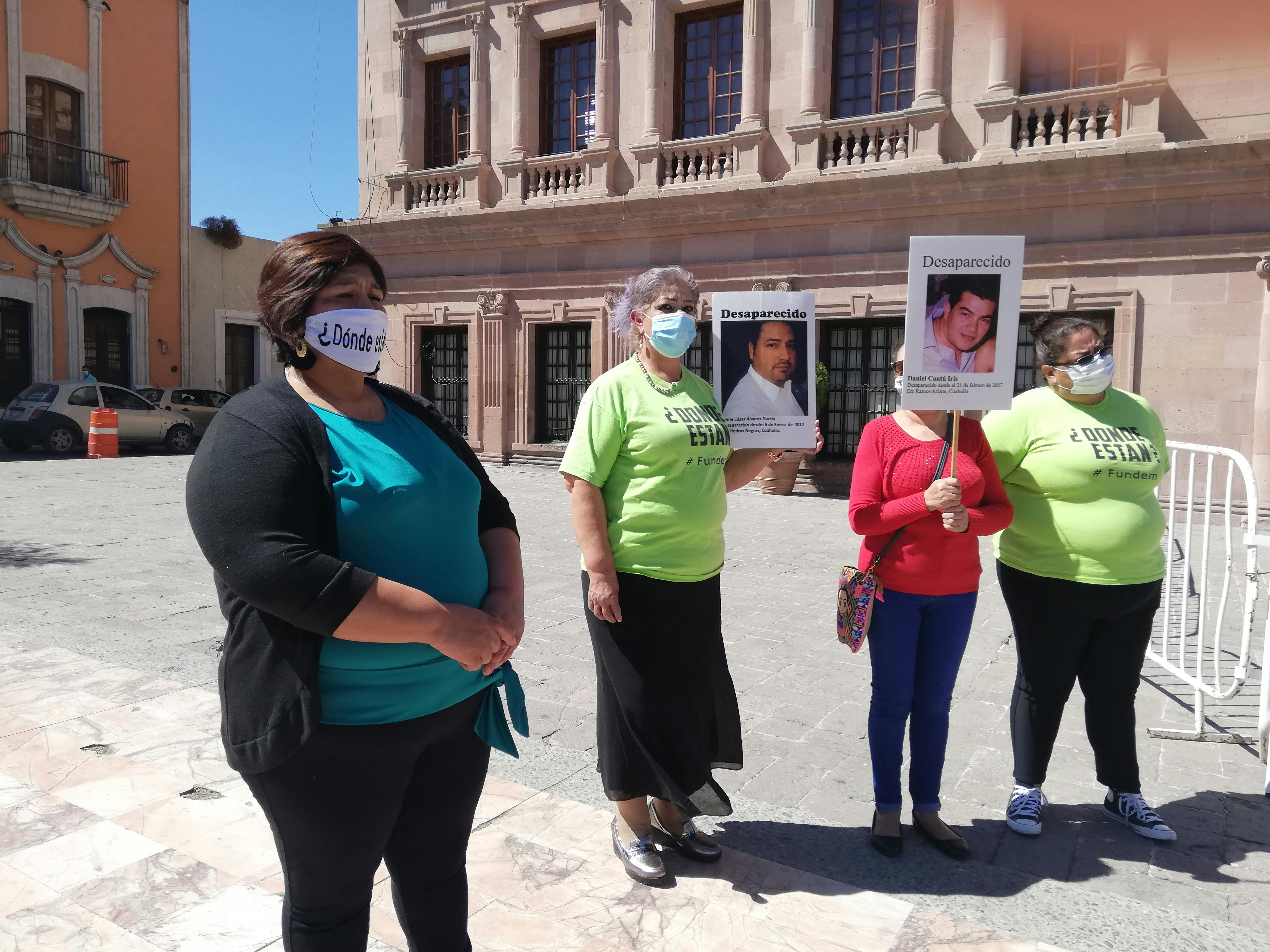 Familiares de desaparecidos buscan a sus seres queridos en Coahuila. 