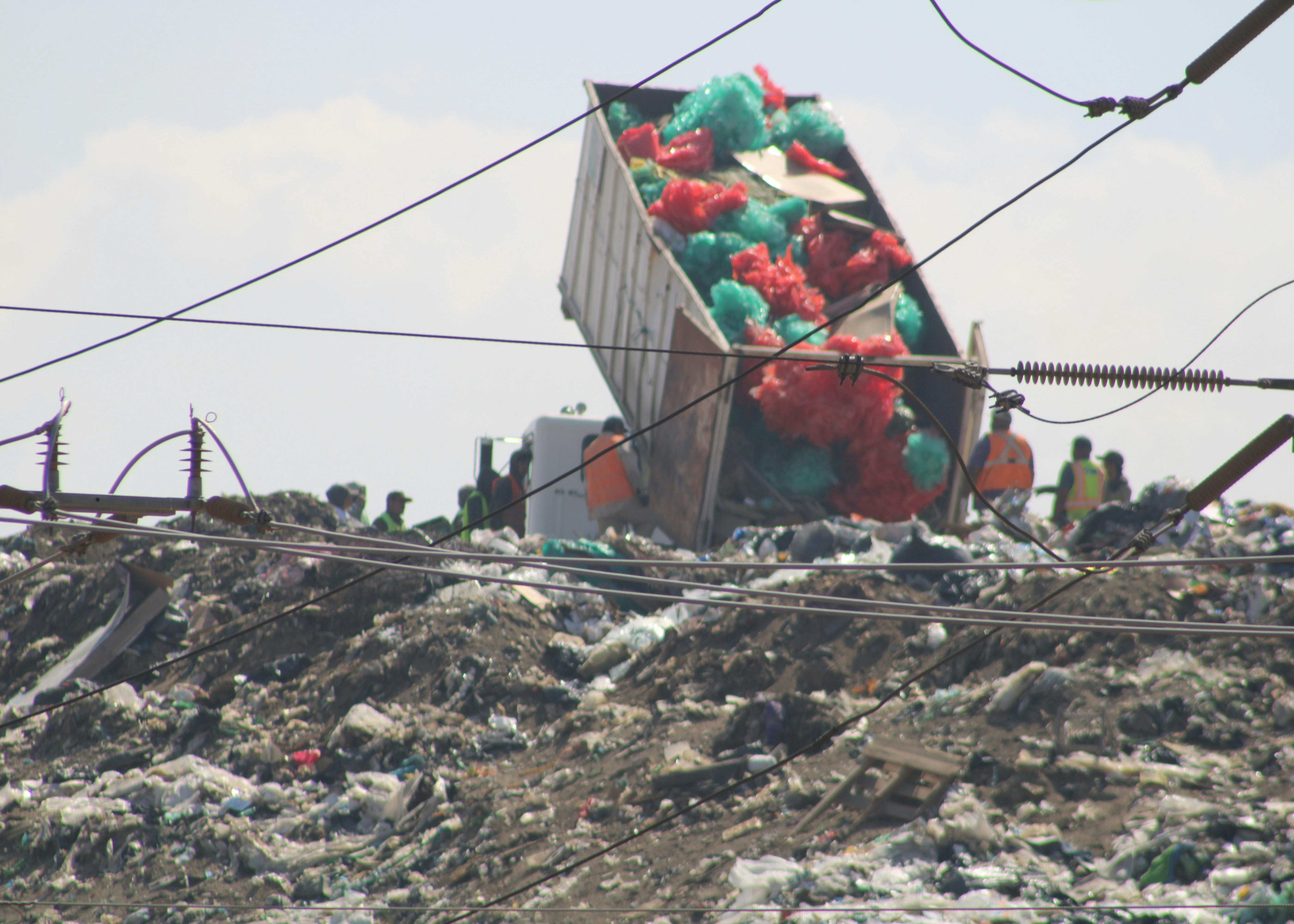 Camión de basura tirando desechos en el basurero