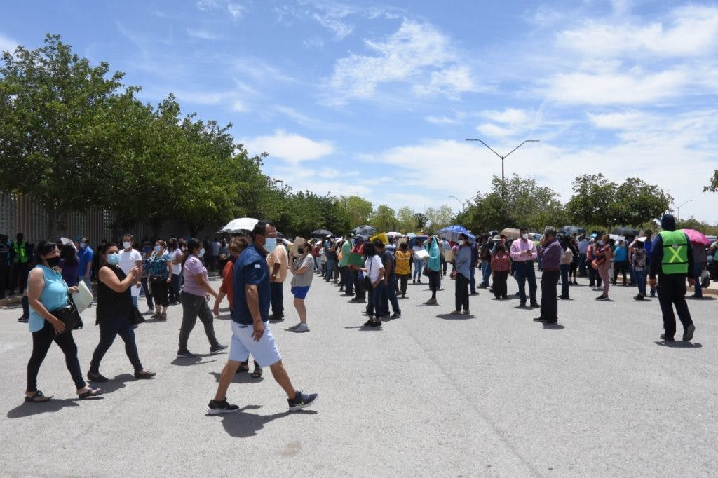 Adultos de 50 años o más esperan su turno para recibir la vacuna en La Rodadora, en Ciudad Juárez.