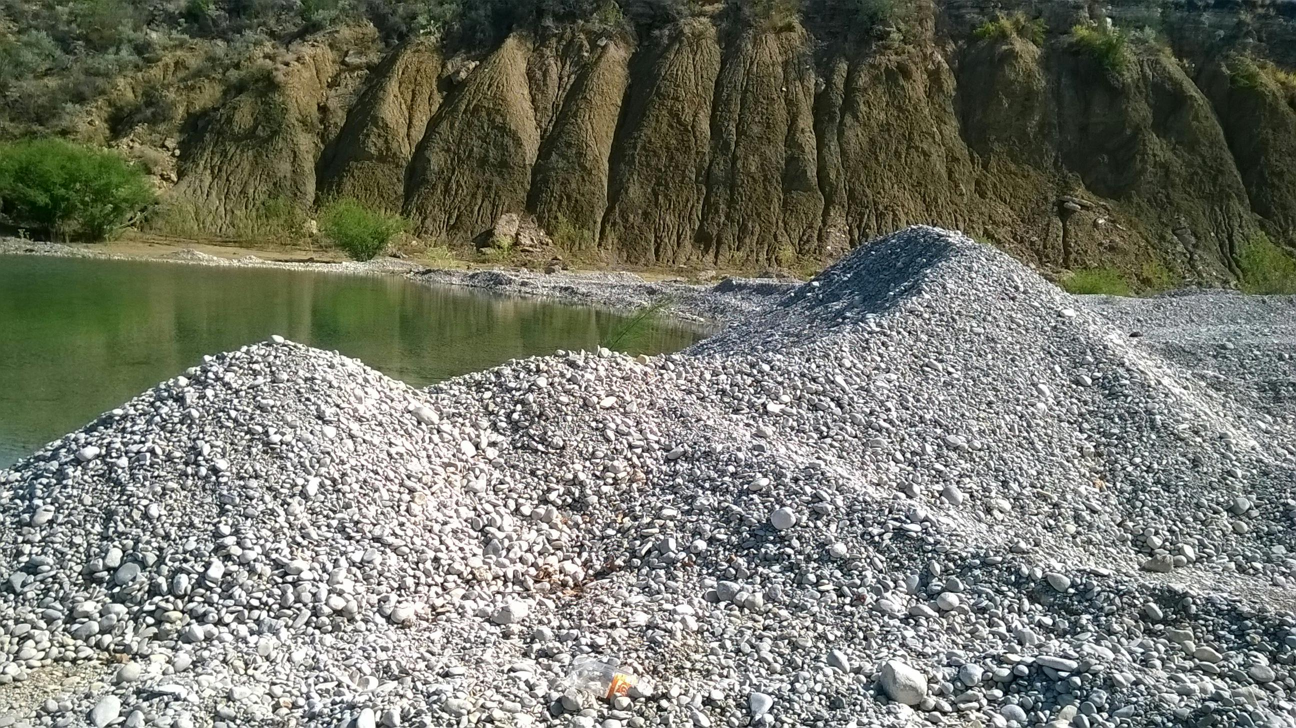 Material pétreo extraído del río