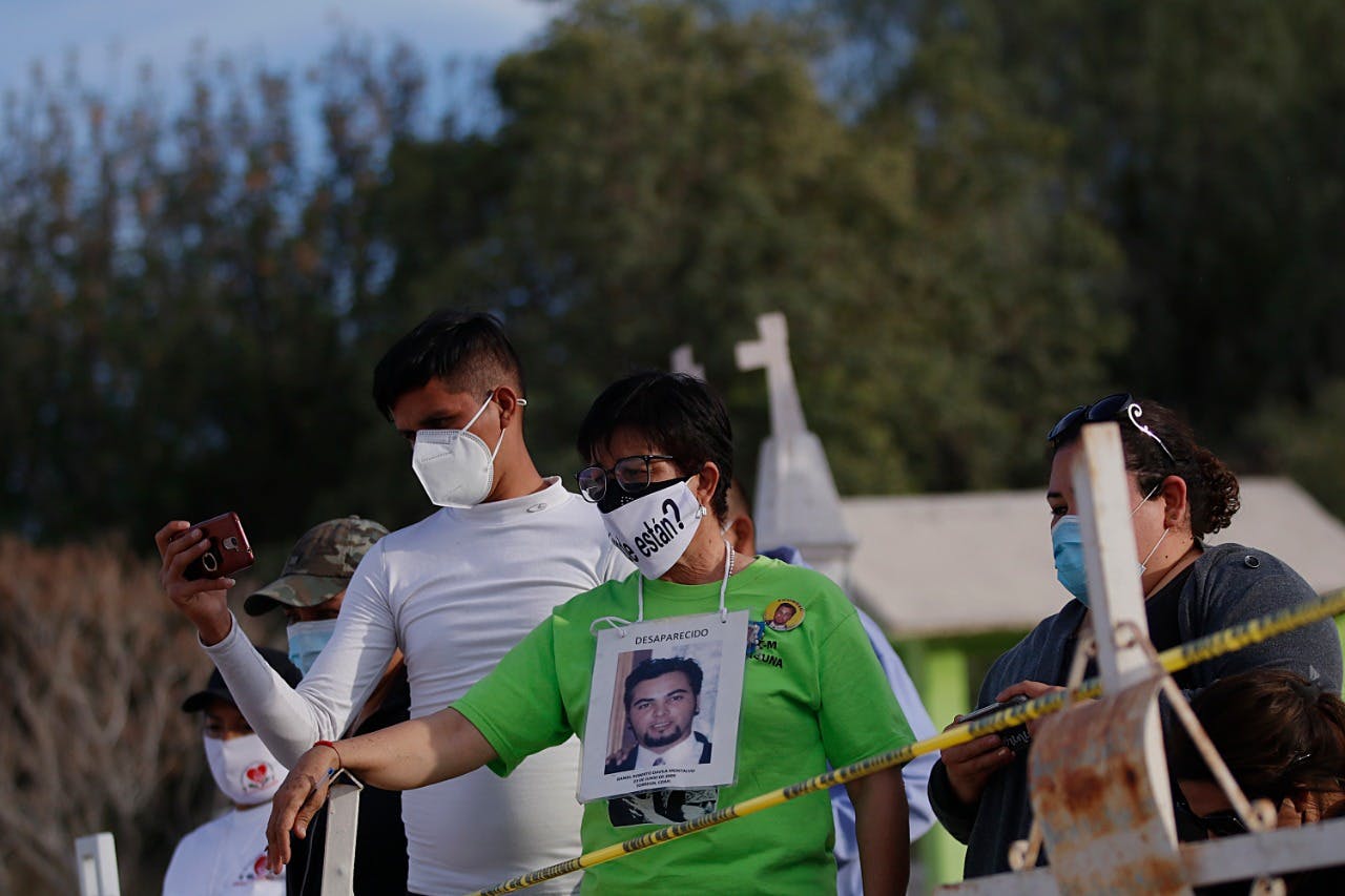 Familiares de desaparecisos participan en una exhumación en busca de sus familiares en Coahuila.