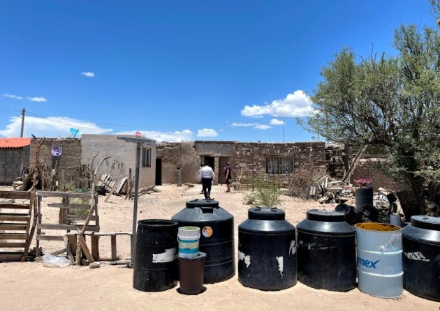 una vivienda con tinacos de agua