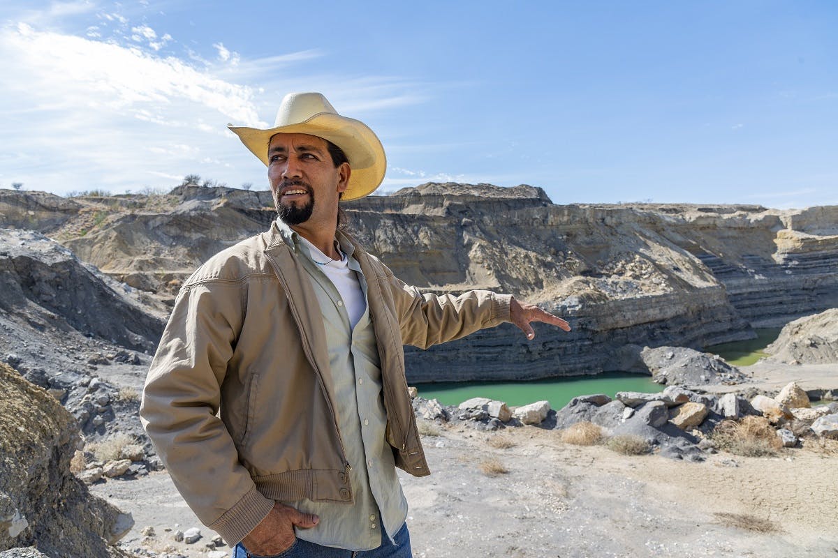 Matías Zamora señala a lo lejos el acuífero expuesto por la extracción de carbón en Cloete