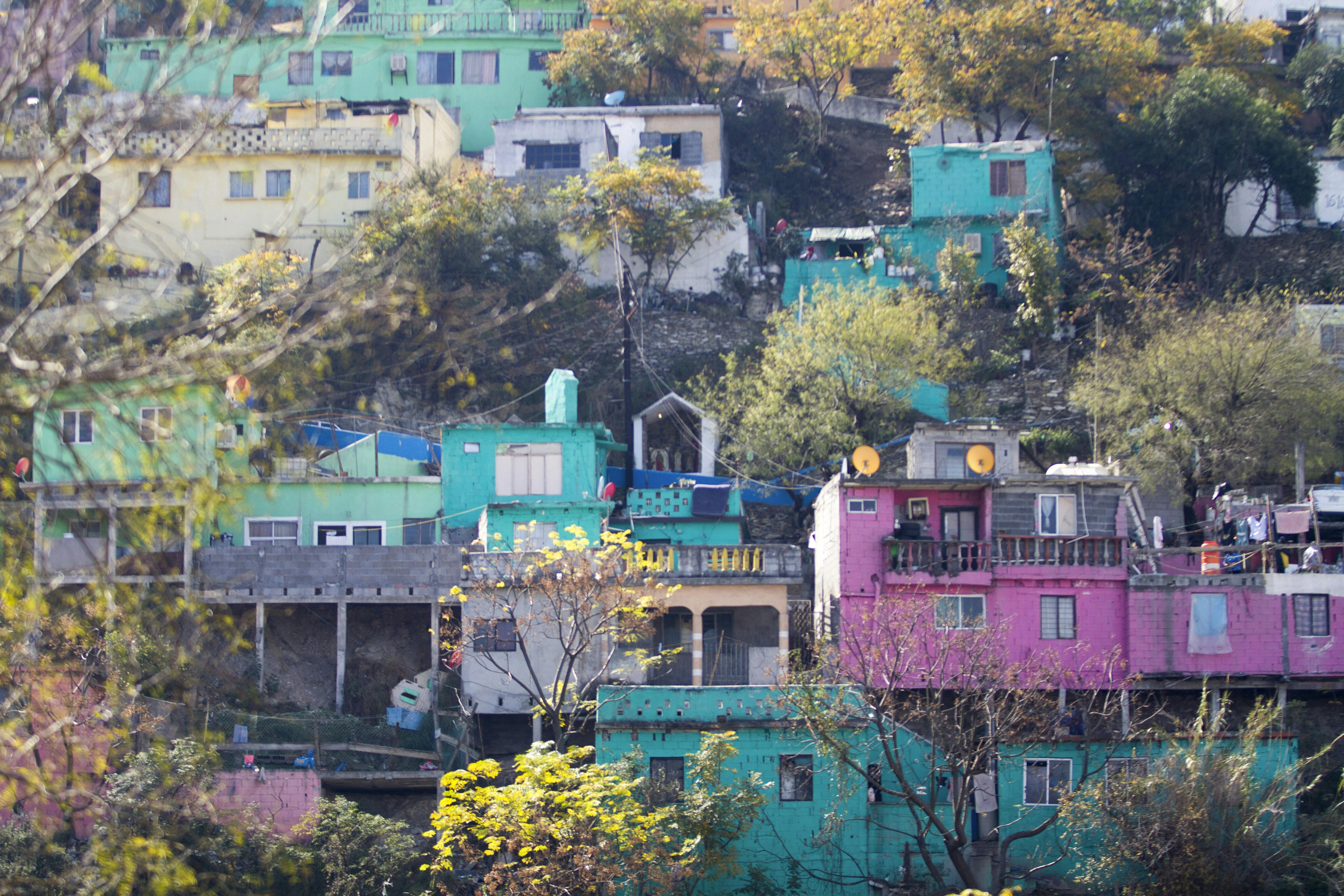 Varios hogares construidos en el cerro Loma Larga