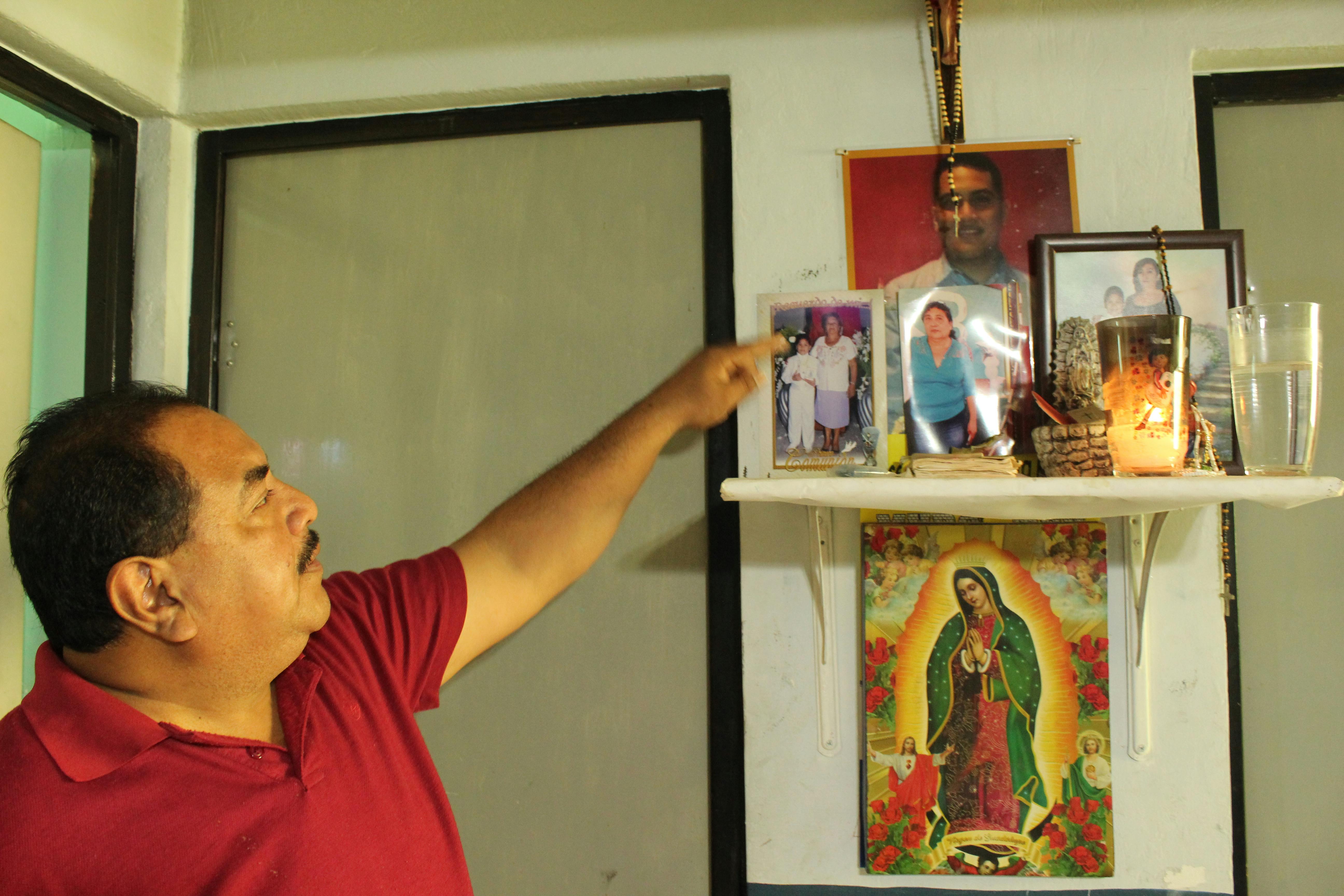 Un padre muestra el altar a su hijo desaparecido