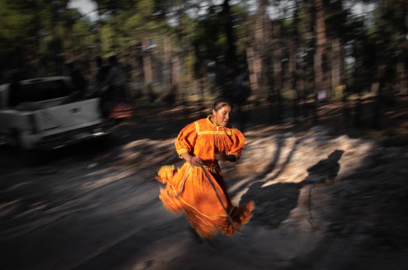 Mujer raramuri corriendo.
