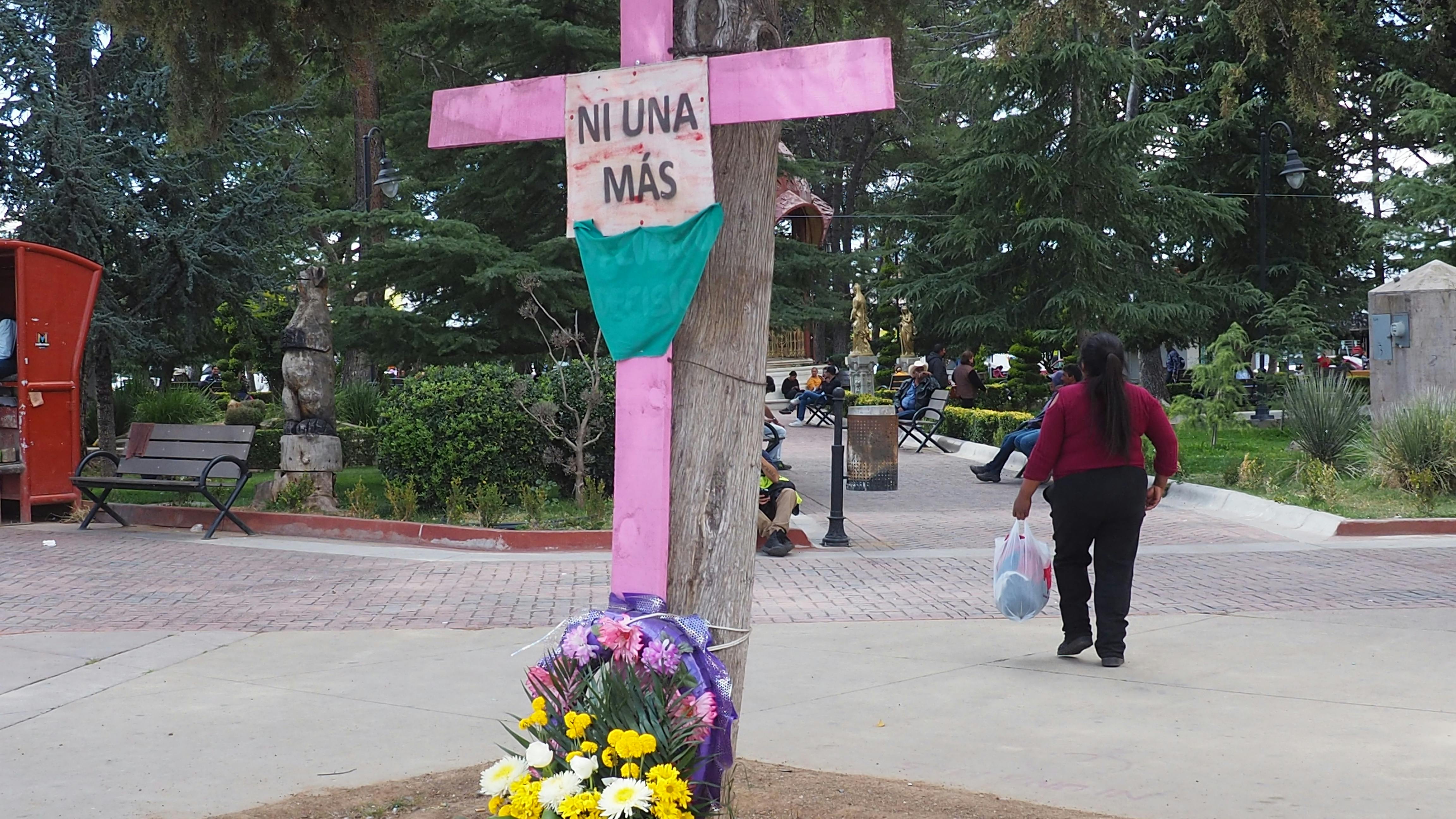 Letrero de "ni una más" en la plaza principal de Cuauhtémoc, Chihuahua. 