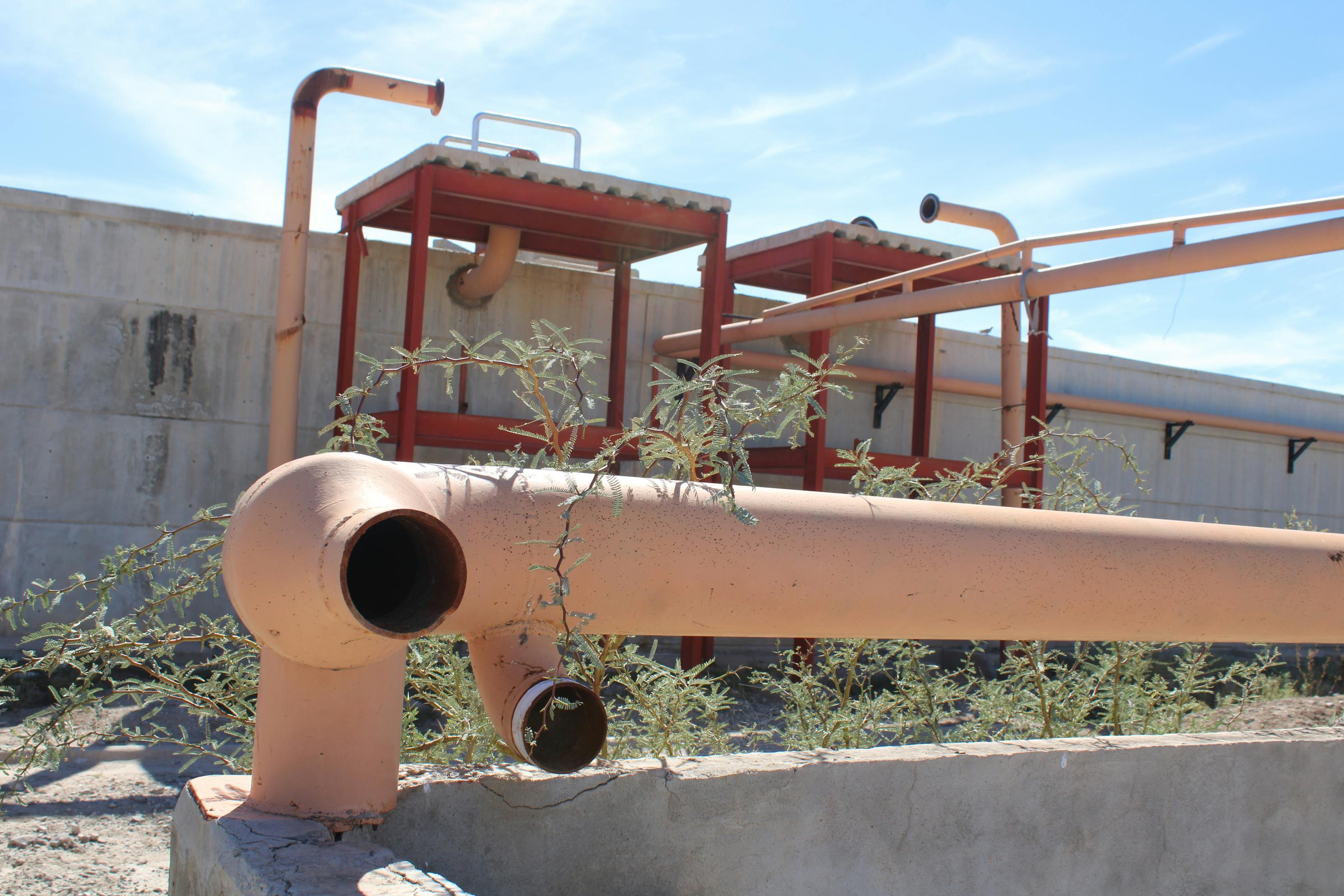 En Matamoros no existe ningún plan para rehabilitar la planta tratadora que comenzó a construirse desde 2009 y la cual ha sido vandalizada. Fotografía: Francisco Rodríguez