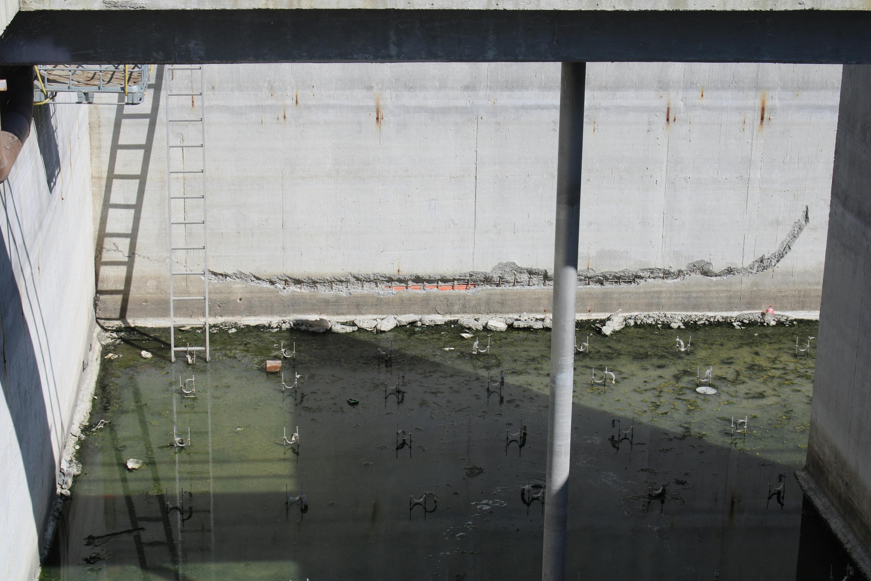 La planta tratadora de aguas negras de Sabinas se deterioró por su falta de uso y permanece inactiva. Fotografía: Francisco Rodríguez.