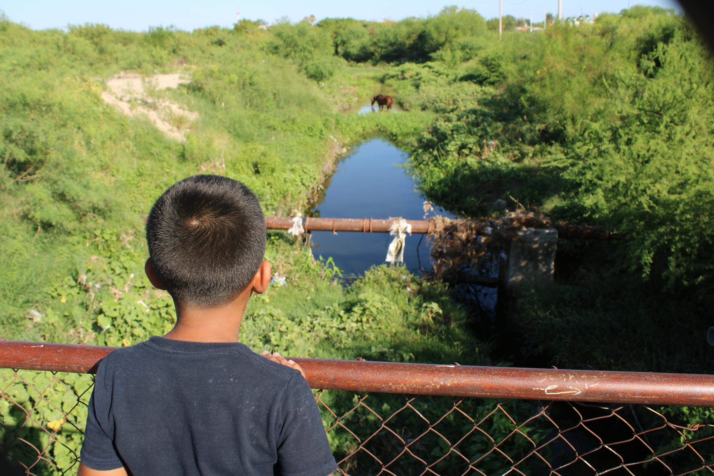Las aguas negras de Sabinas desembocan en el arroyo Aguililla, cercano a la población de Sabinas donde juegan niños y niñas. Fotografía: Francisco Rodríguez. 