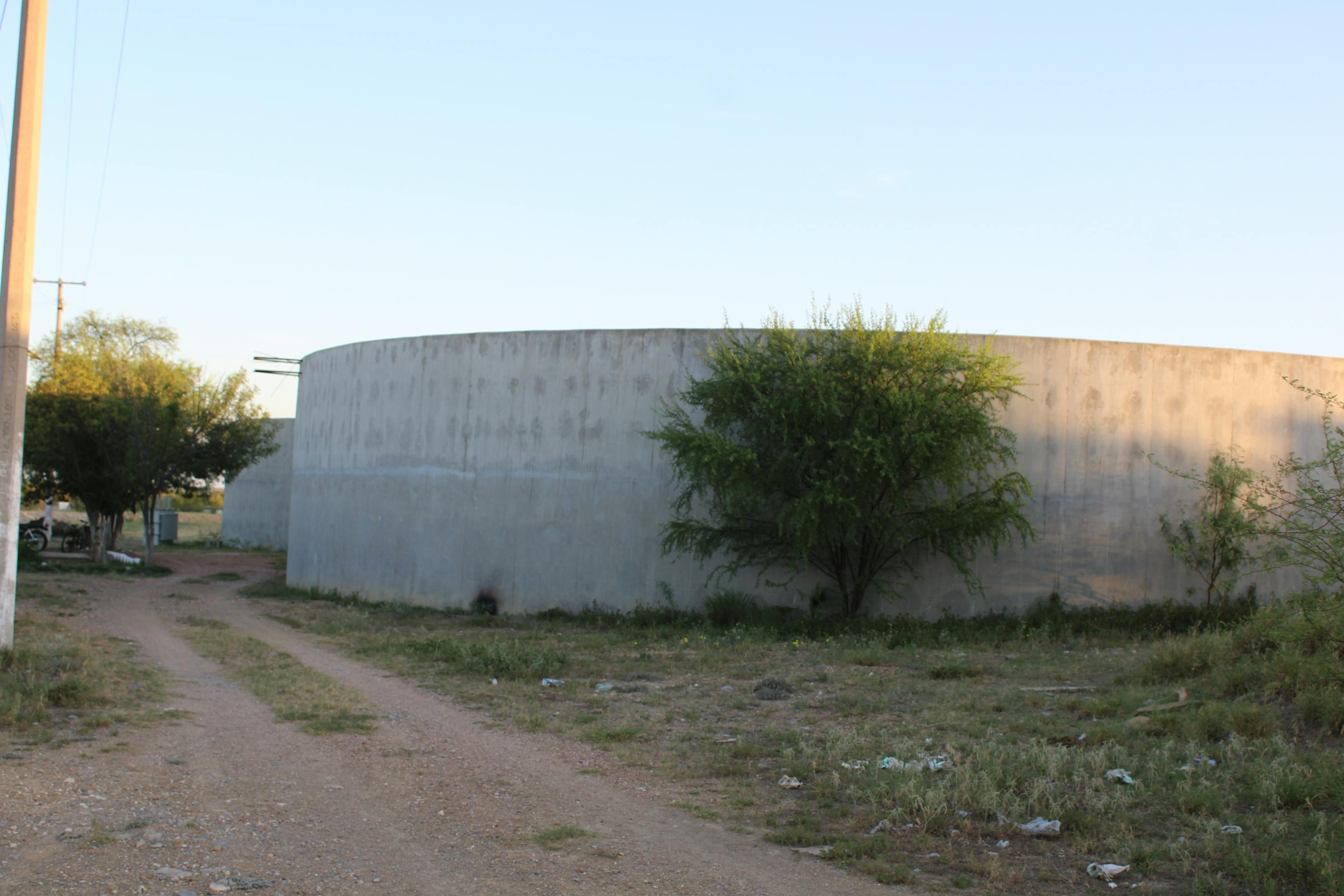 La planta tratadora de aguas residuales de San Juan de Sabinas quedó como una mole de cemento. Fotografía: Francisco Rodríguez.