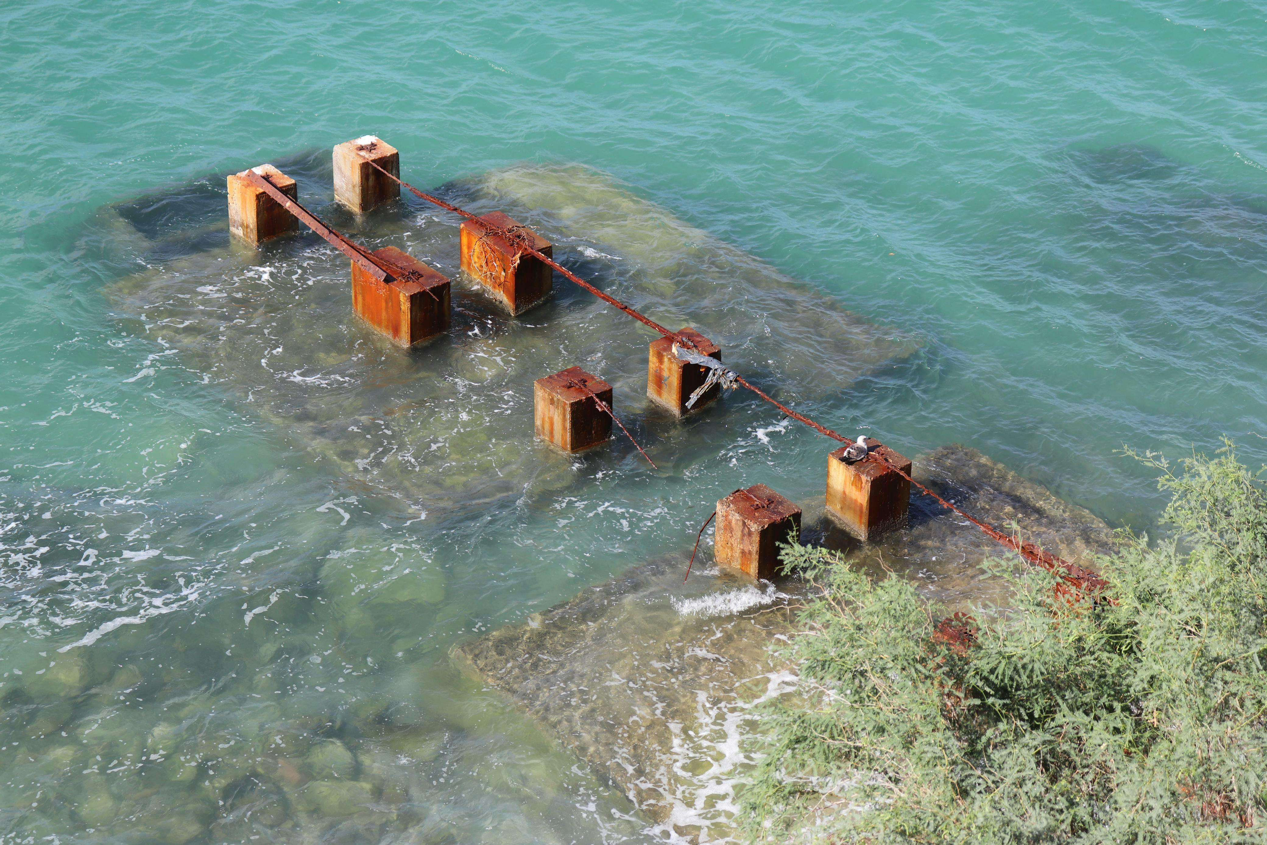 Si bien los toboganes fueron desmantelados y retirados de El Coromuel, la base de los mismos aún se encuentran en la playa, se observan oxidados y representan un peligro para quienes asisten a realizar actividades acuáticas.