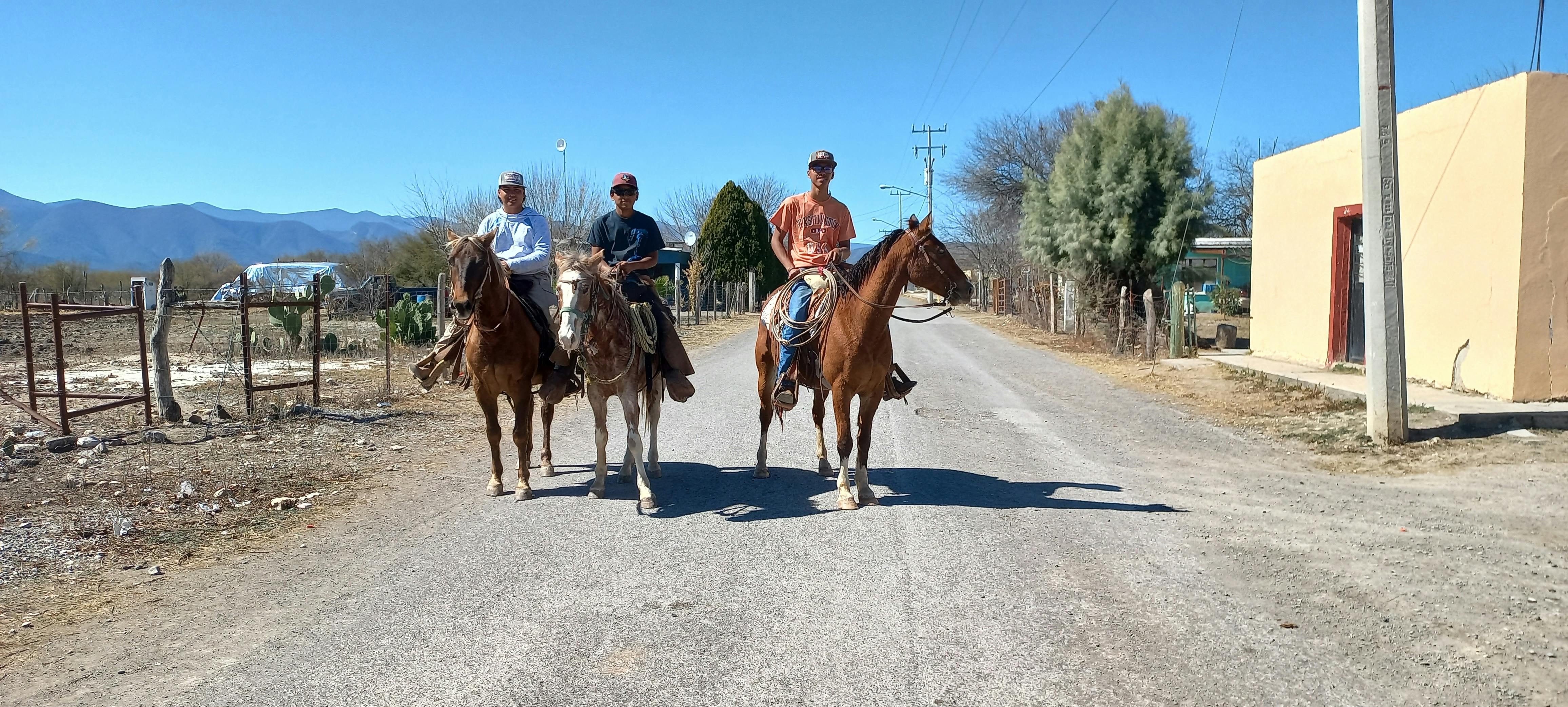 Habitantes a caballo de la comunidad de El Nacimiento