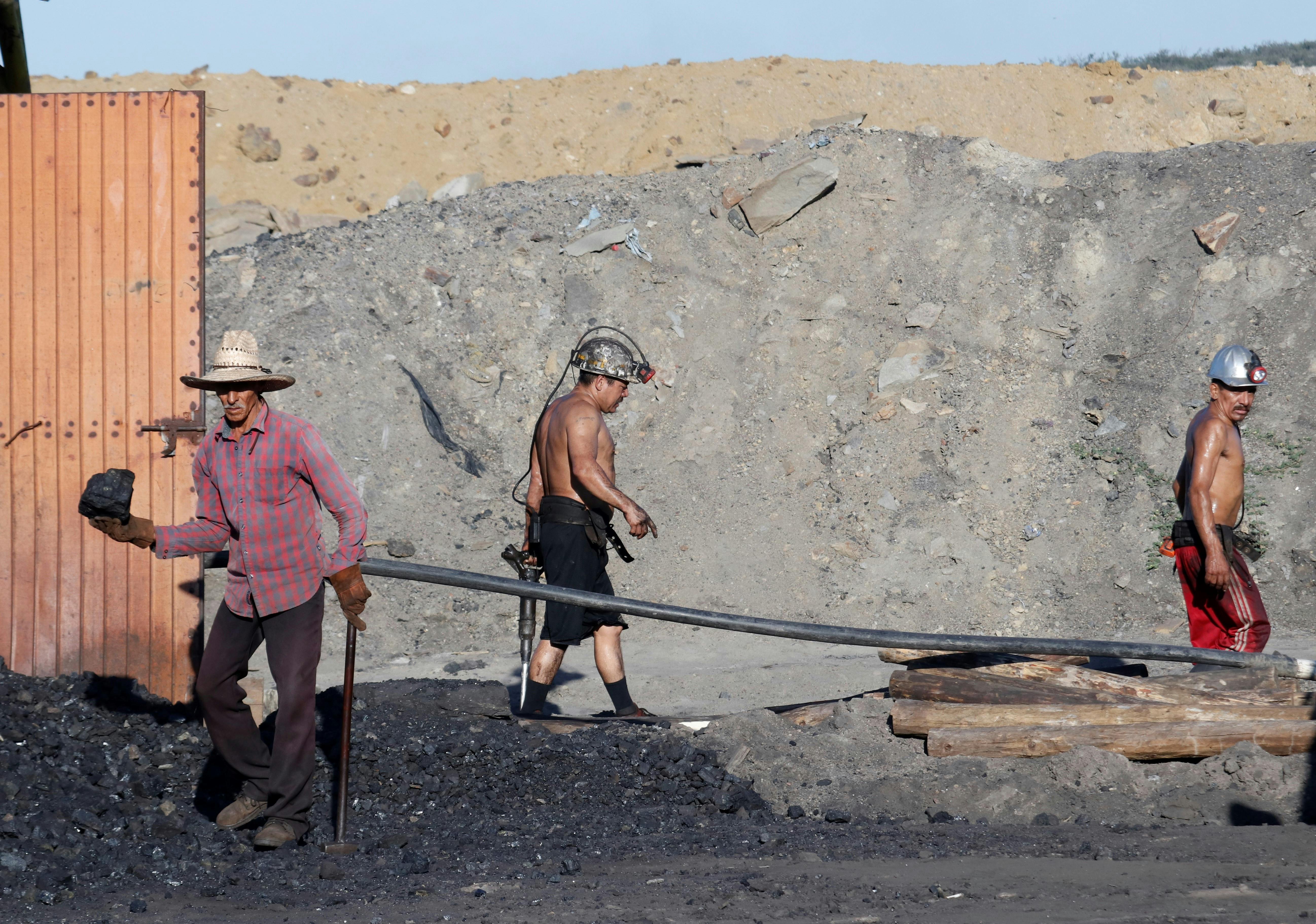 fotografia de mineros trabajando