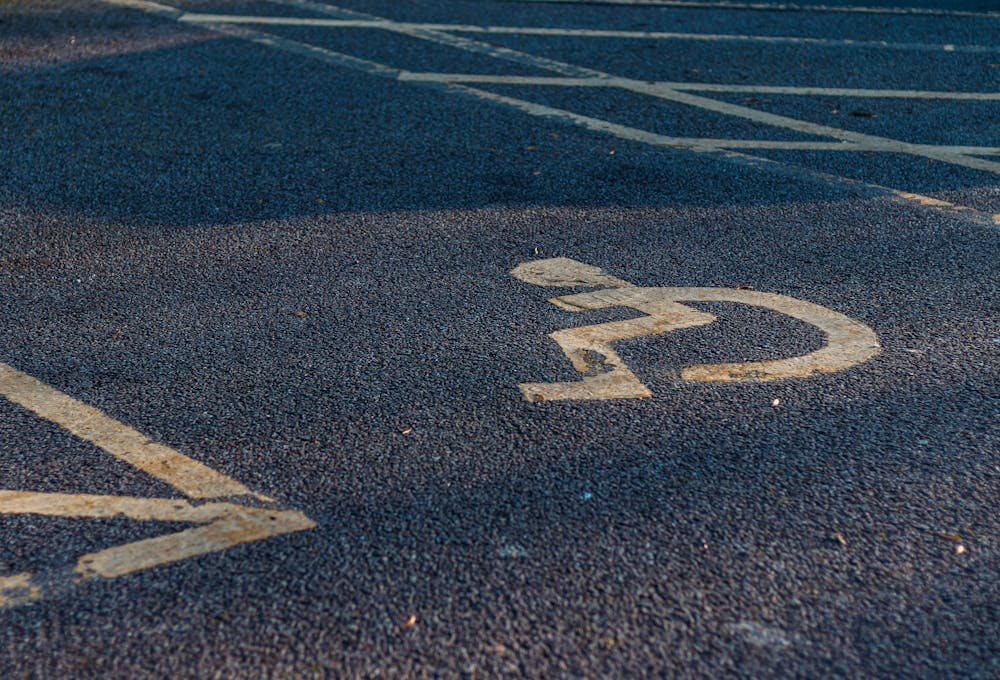 Imagen ilustrativa de una calle con señalización de discapacidad