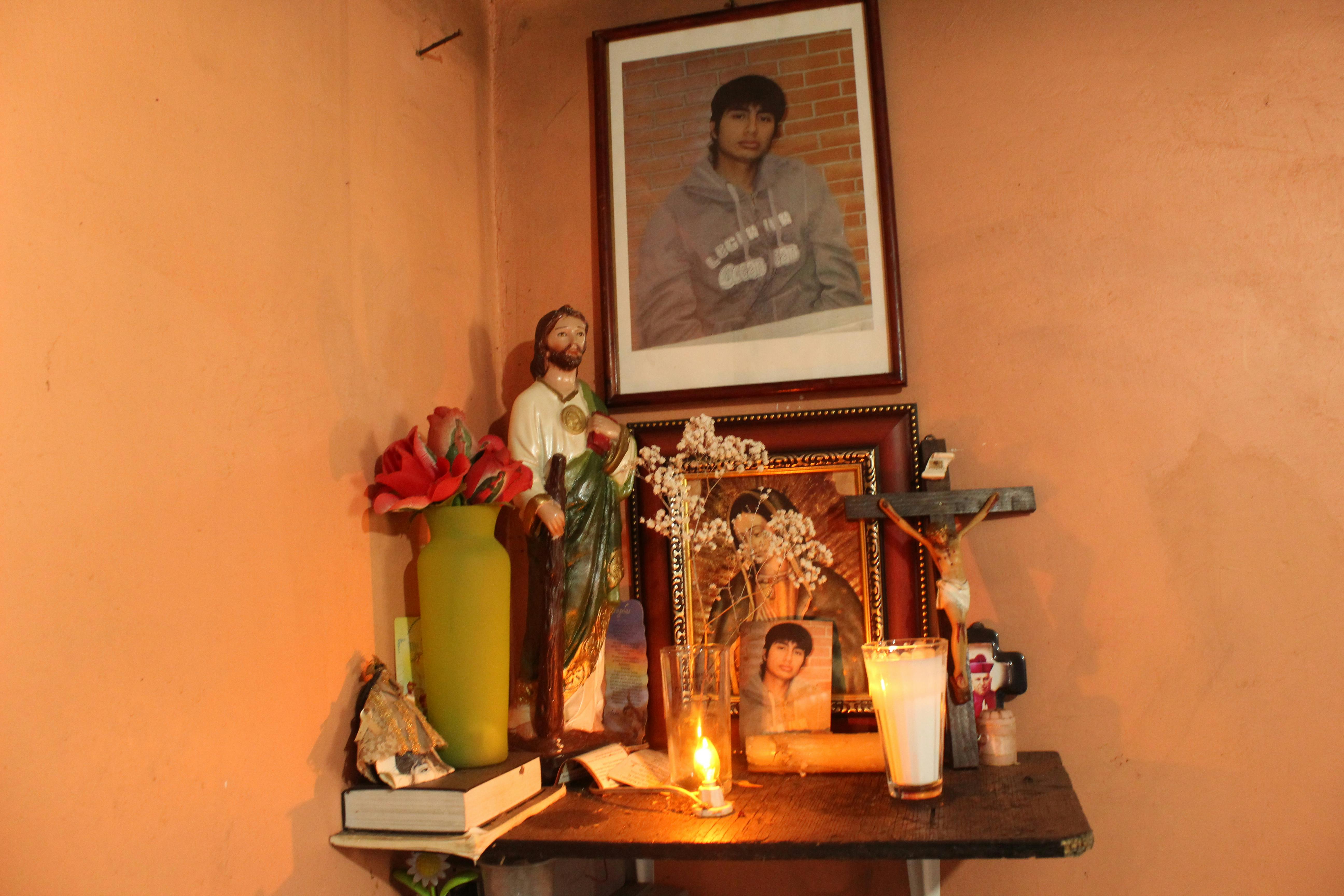altar con una fotografia de un joven desaparecido