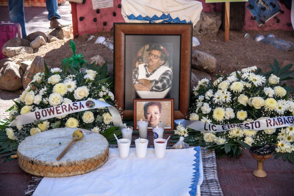 Altar en honor de Ernesto Rábago y Miroslava Breach.